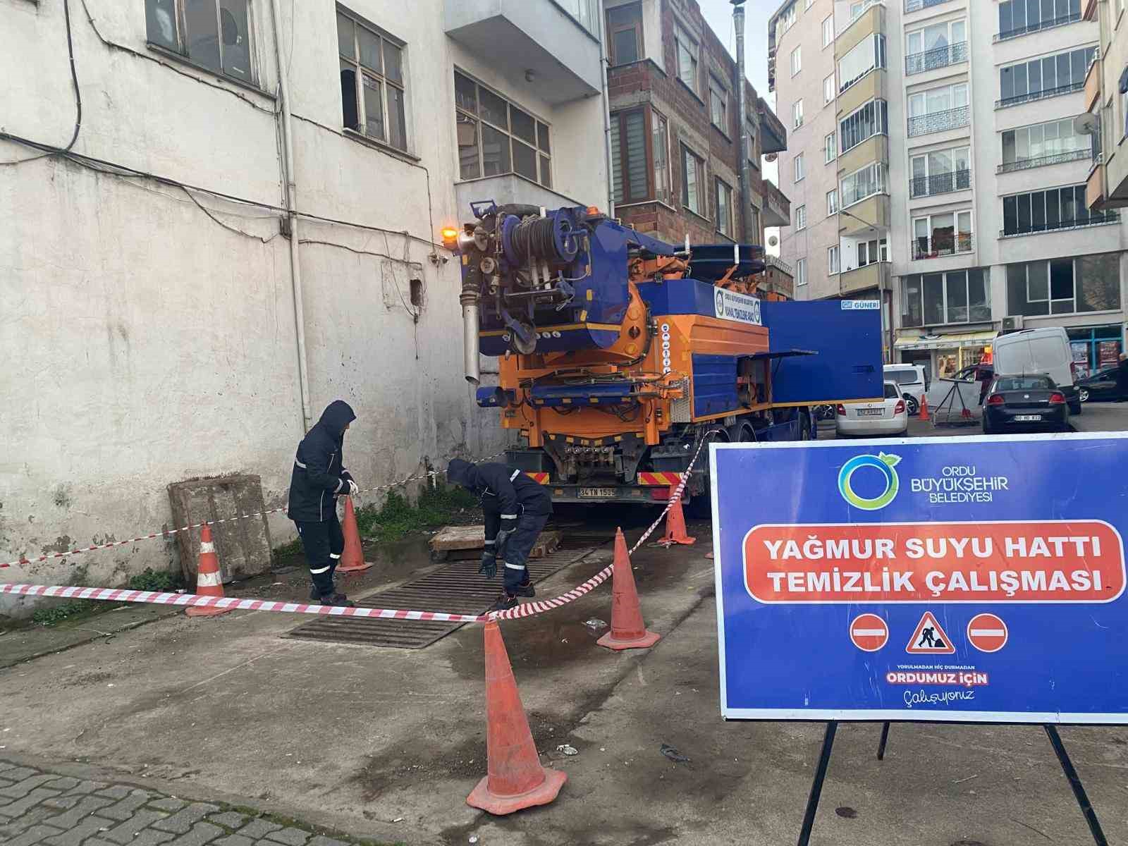 Ordu Büyükşehir, Fatsa’nın 30 yıldır temizlenmeyen altyapısına indi
