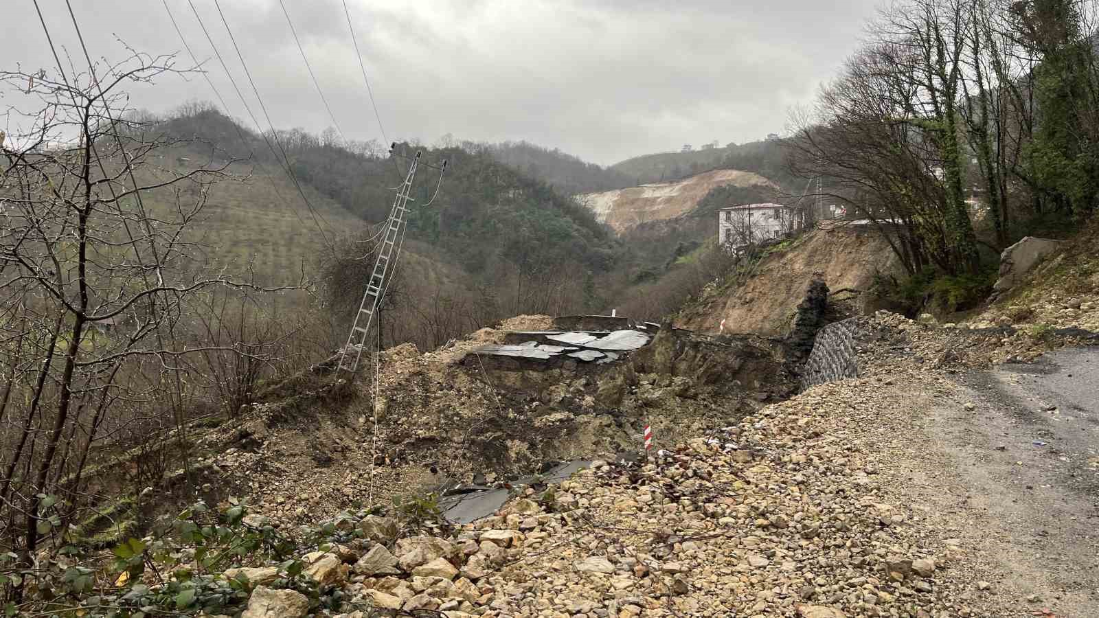 Ordu-İç Anadolu bağlantı yolundaki heyelan havadan görüntülendi
