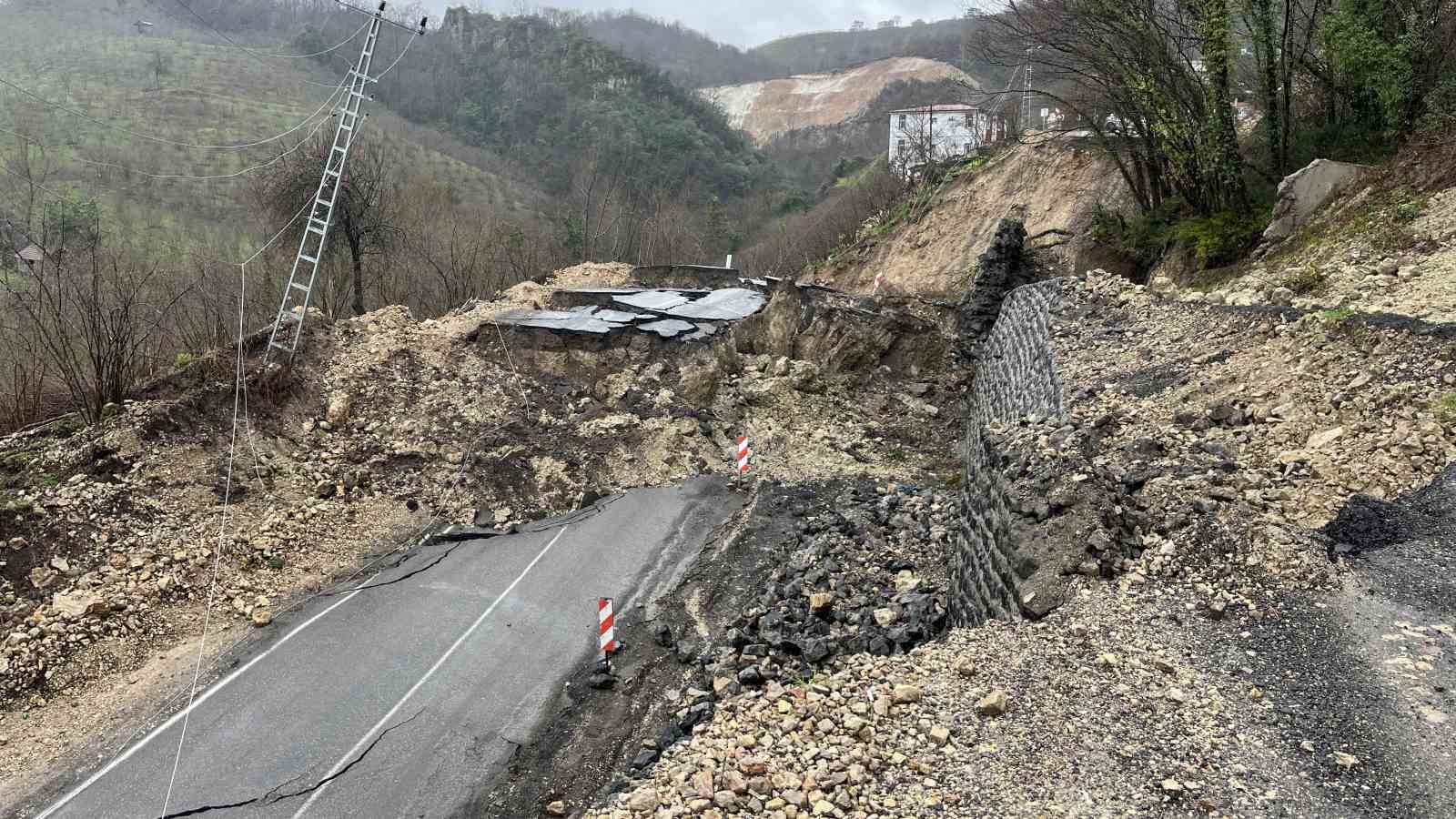 Ordu-İç Anadolu bağlantı yolundaki heyelan havadan görüntülendi
