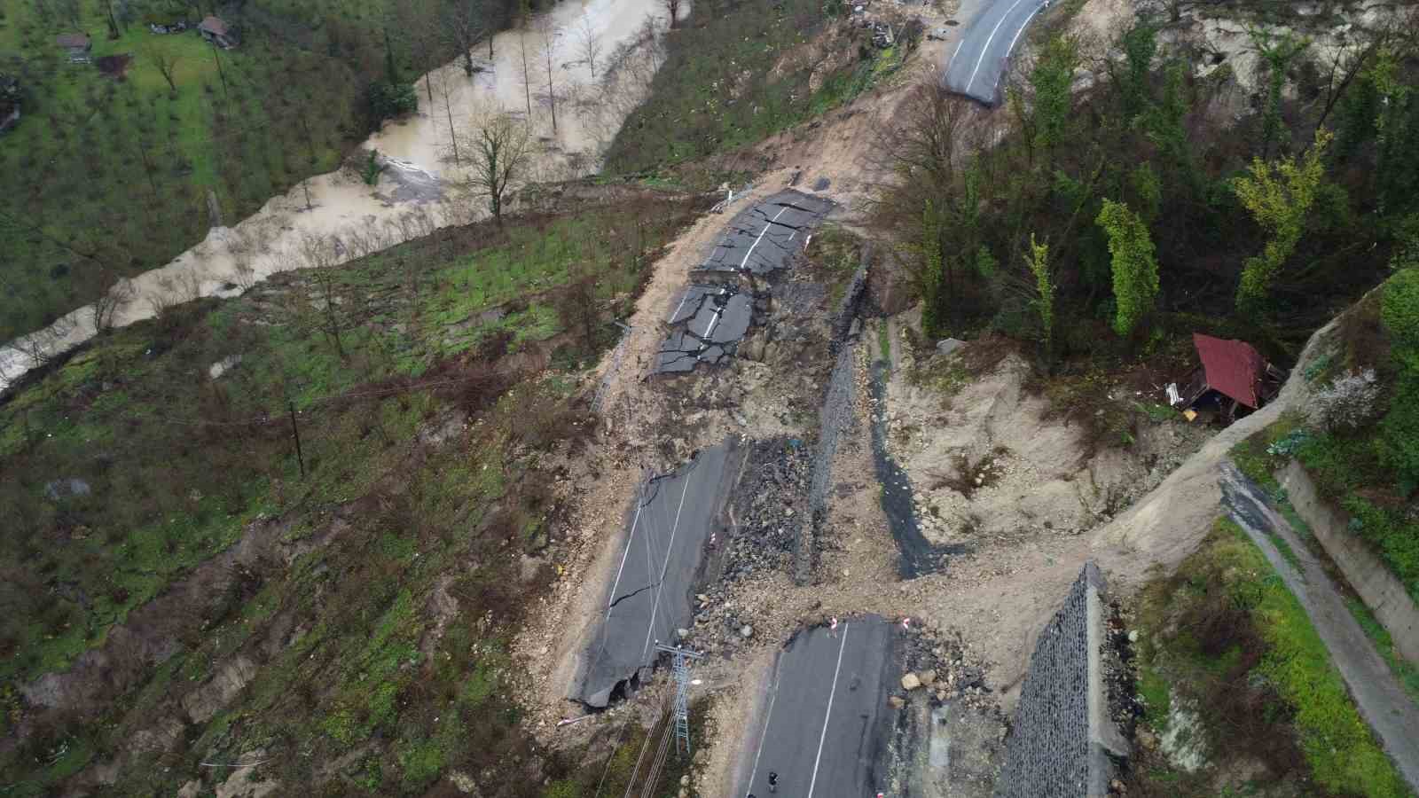 Ordu-İç Anadolu bağlantı yolundaki heyelan havadan görüntülendi
