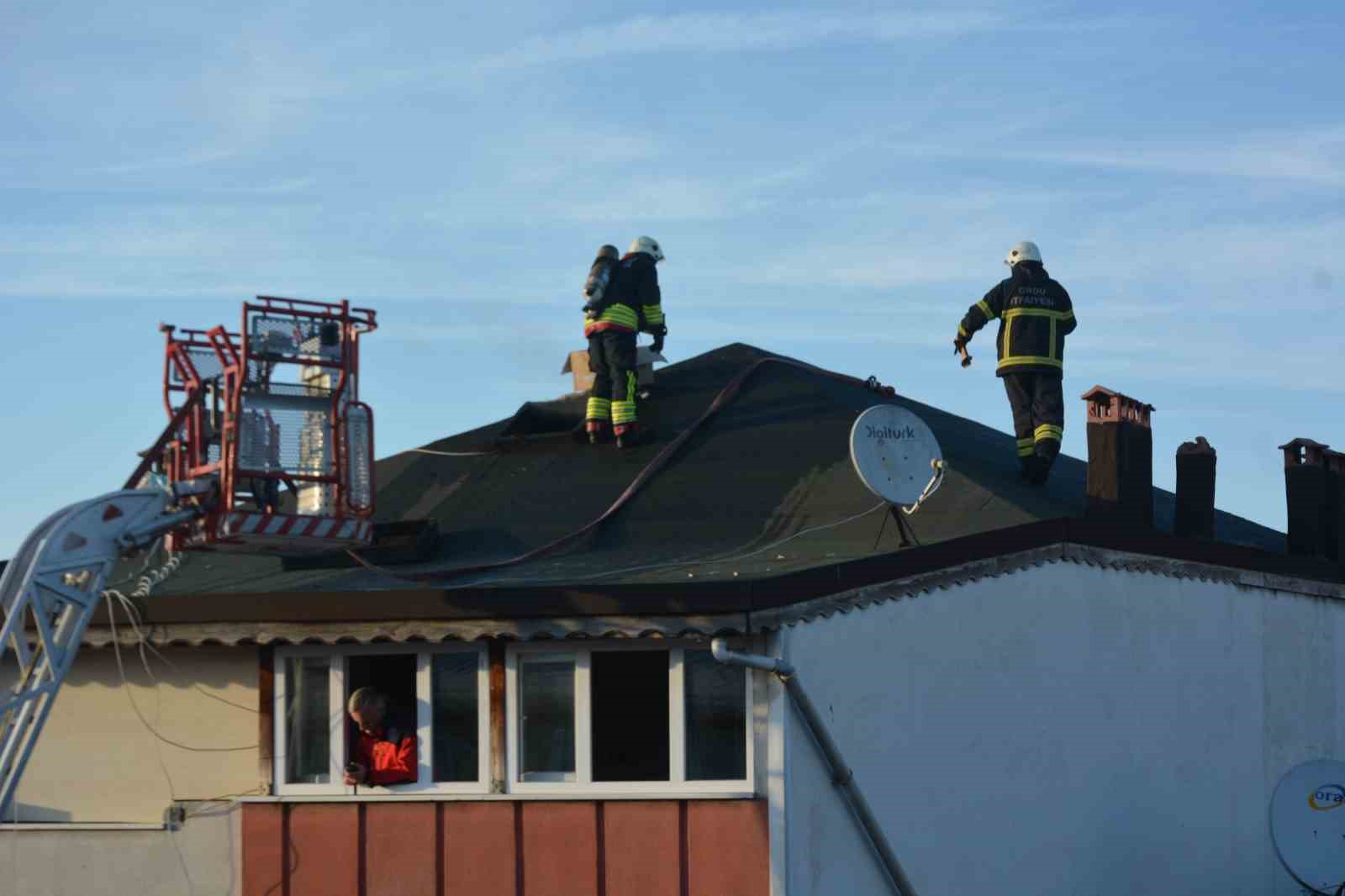 Ordu’da 5 katlı binanın çatısında yangın
