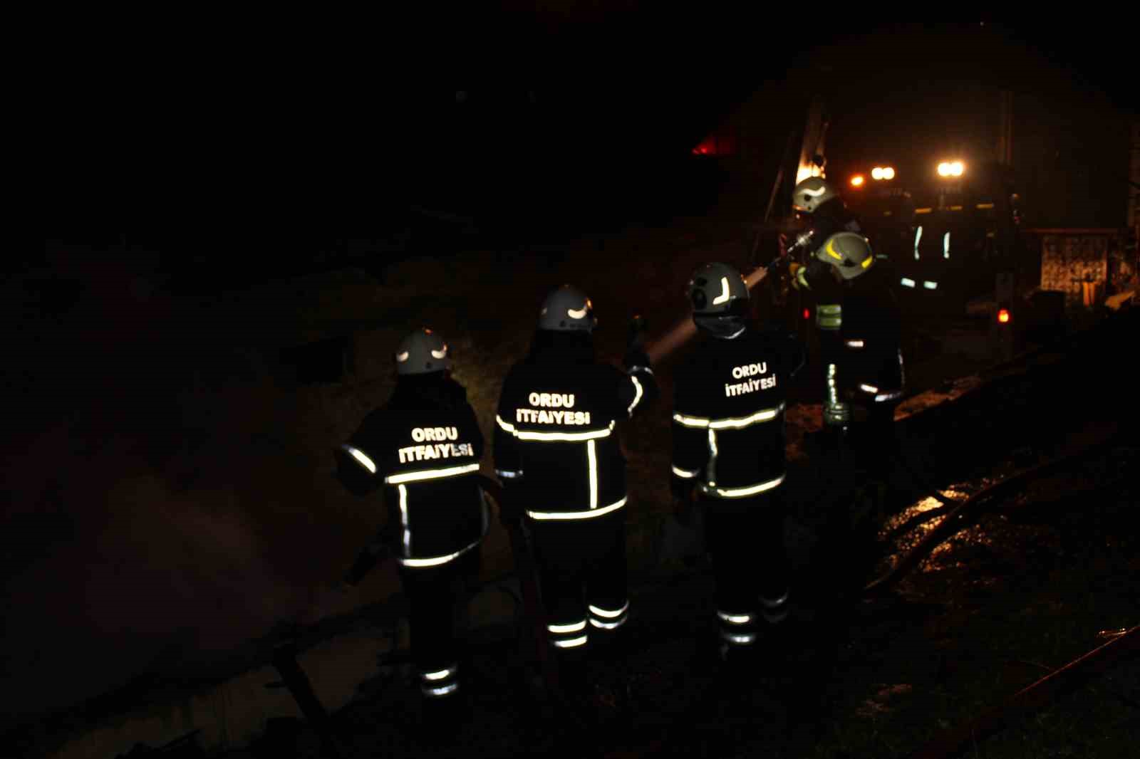 Ordu’da ahır yangını: 27 büyükbaş hayvan telef oldu
Ordu’da ahır yangını: 27 büyükbaş hayvan telef oldu