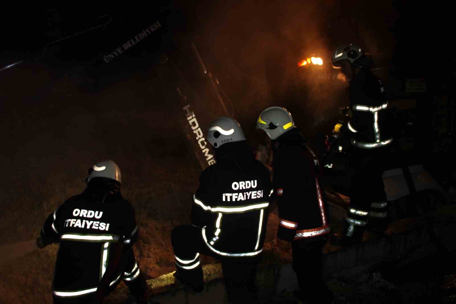Ordu’da ahır yangını: 27 büyükbaş hayvan telef oldu
Ordu’da ahır yangını: 27 büyükbaş hayvan telef oldu