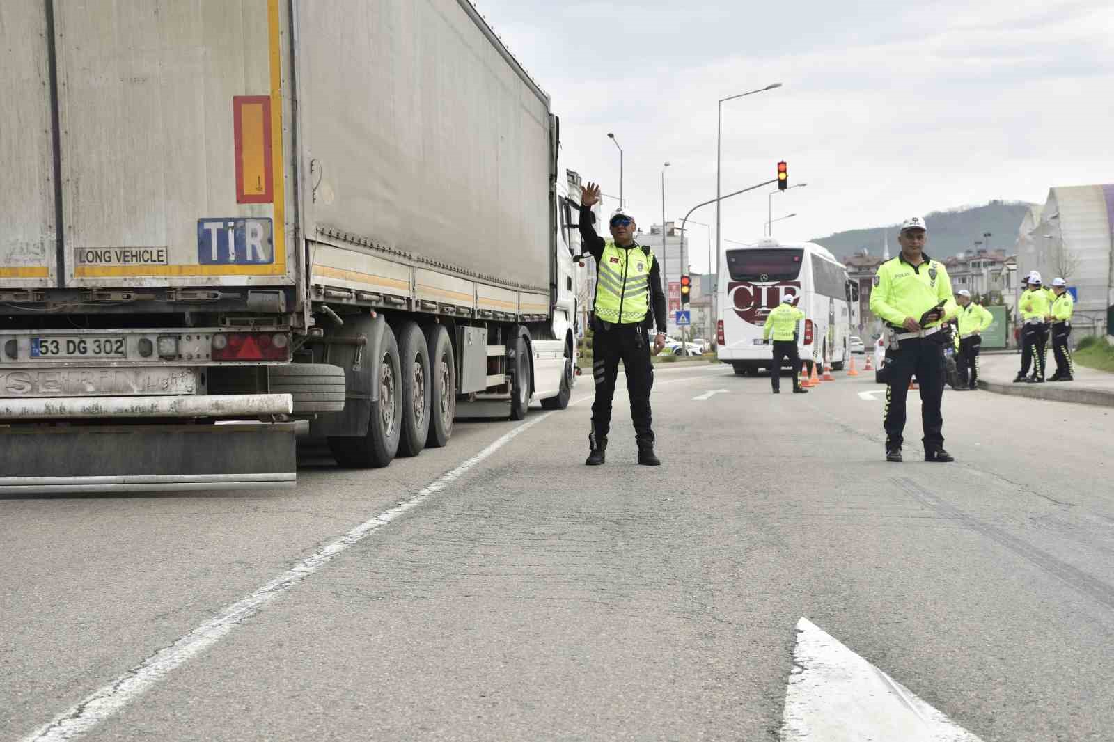 Ordu’da bir haftada 12 binden fazla araç ve sürücüsü denetlendi
Ordu’da bir haftada 12 binden fazla araç ve sürücüsü denetlendi