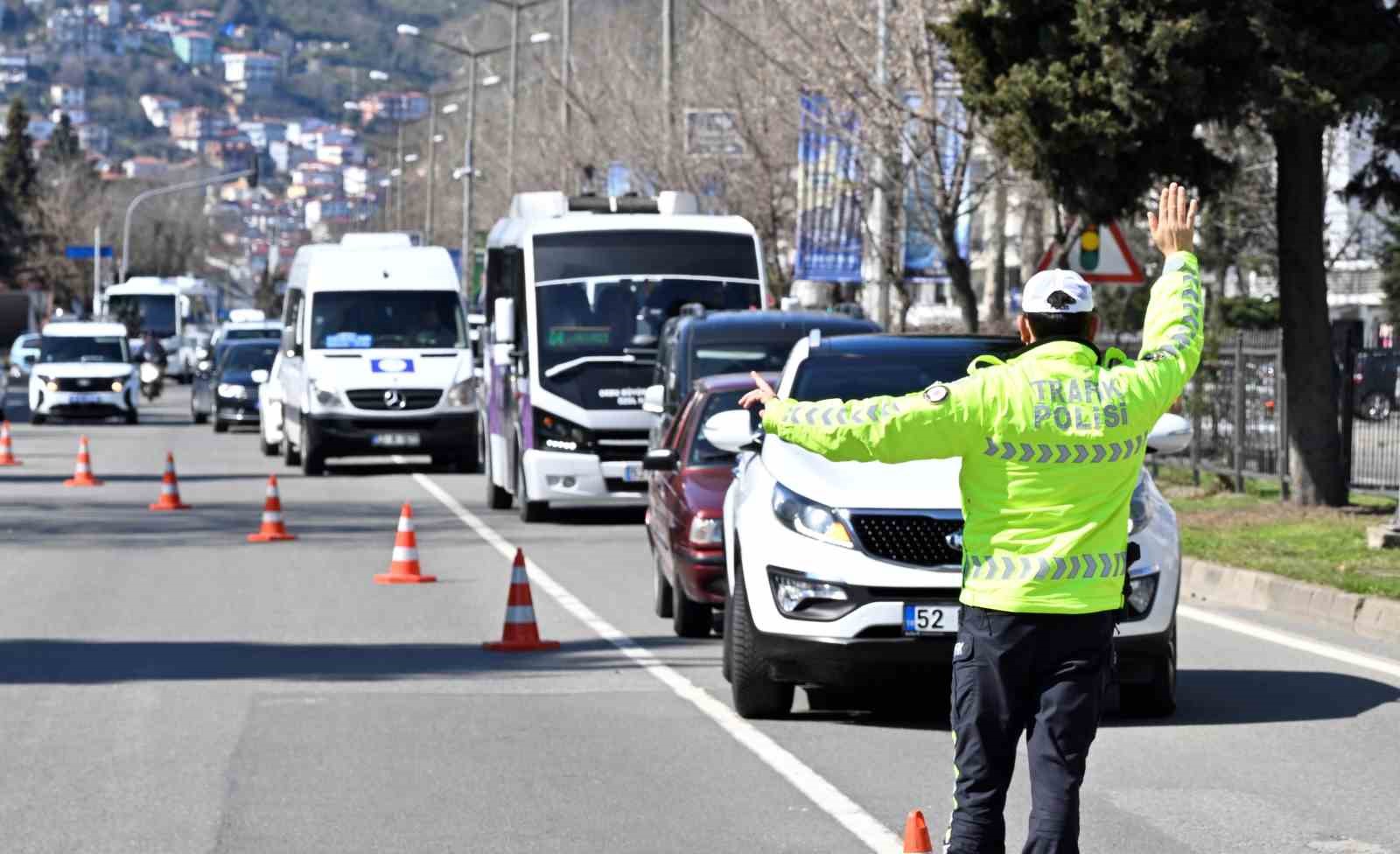 Ordu’da bir haftada 17 binden fazla araç ve sürücüsü denetlendi
Ordu’da bir haftada 17 binden fazla araç ve sürücüsü denetlendi
