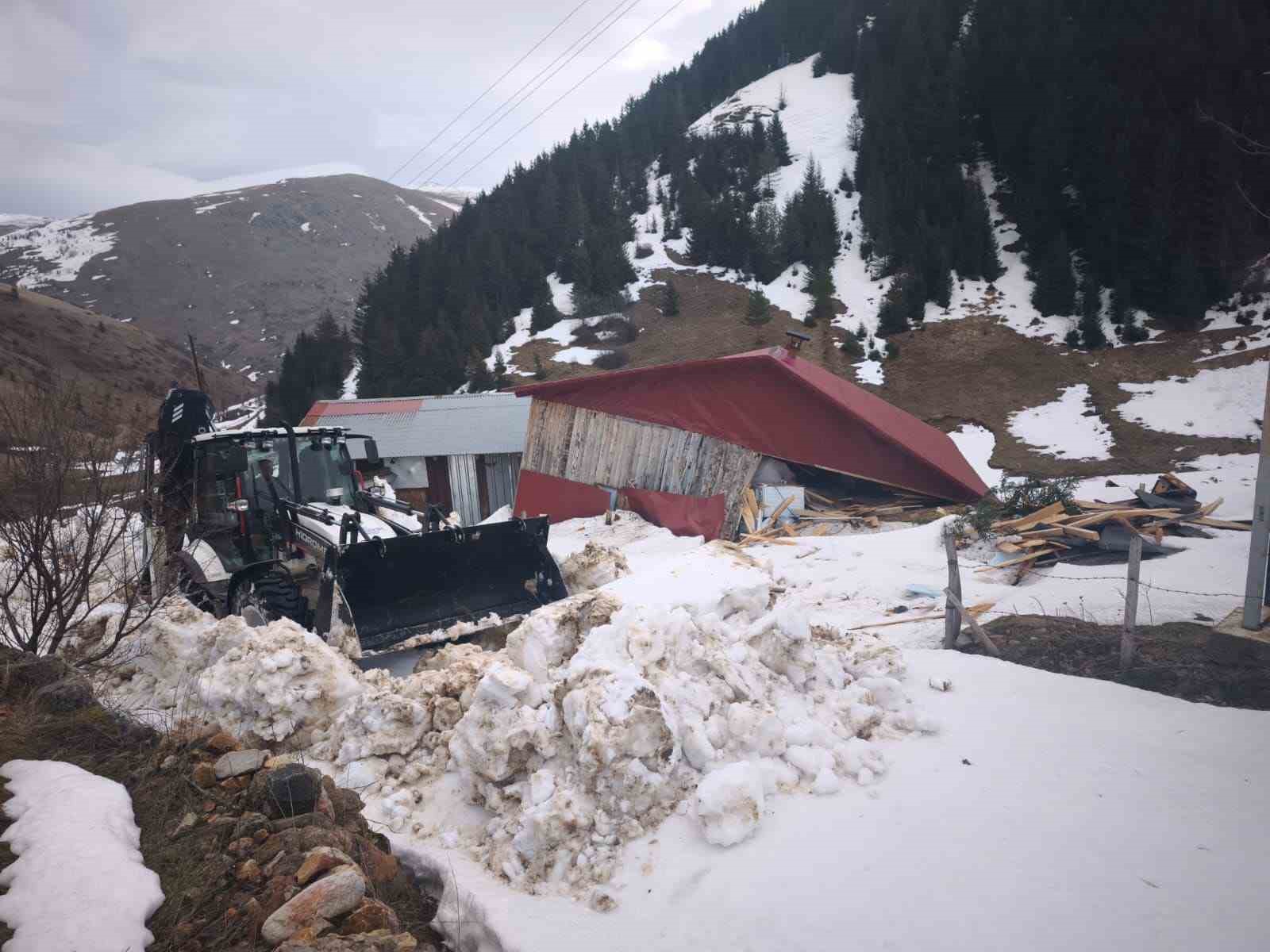Ordu’da çığ düşmesi sonucu ahşap ev zarar gördü
