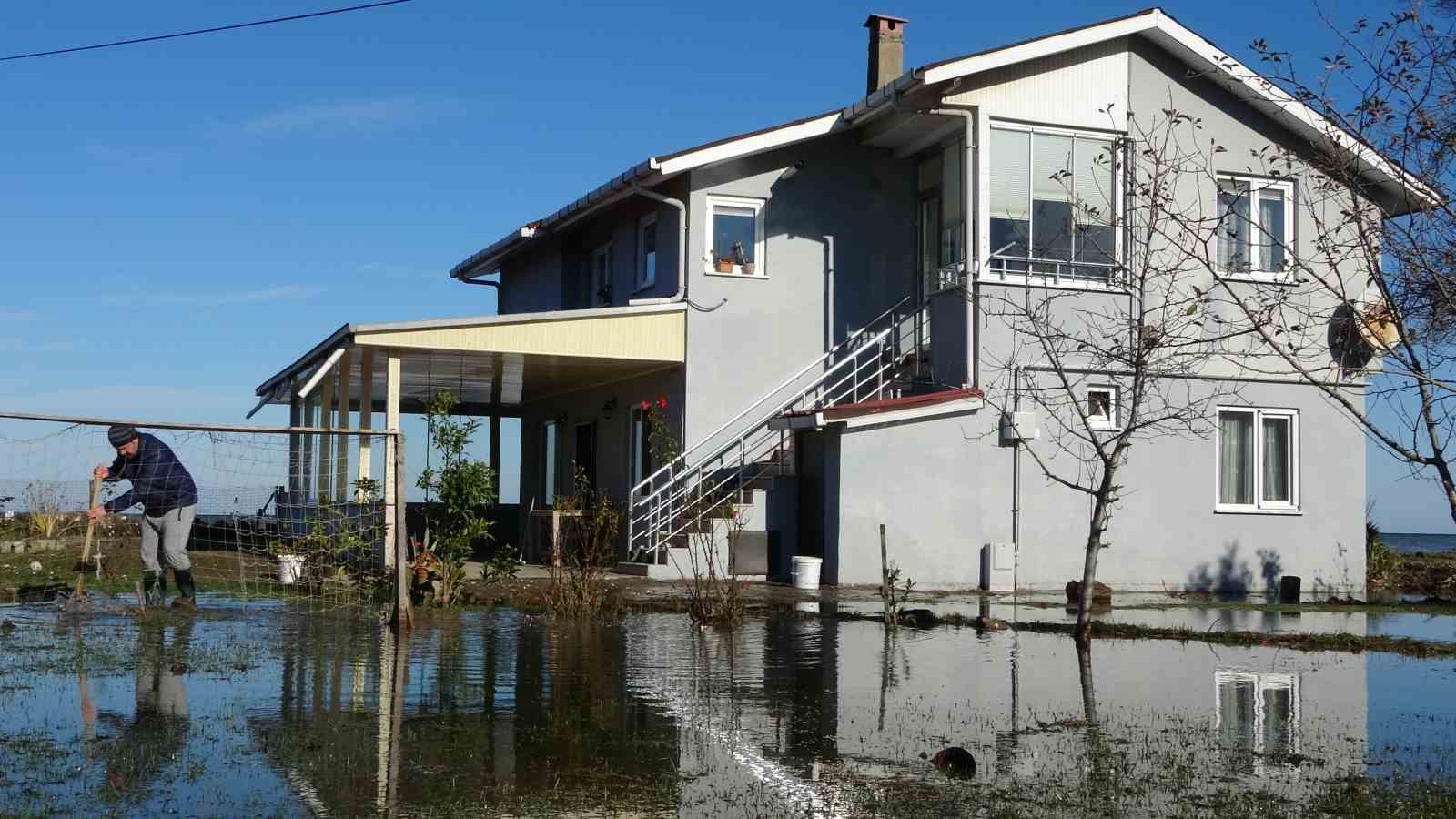 Ordu’da denizdeki fırtına hayatı felç etti: Dalgalar evlere zarar verdi, balıkçı teknesi parçalandı
