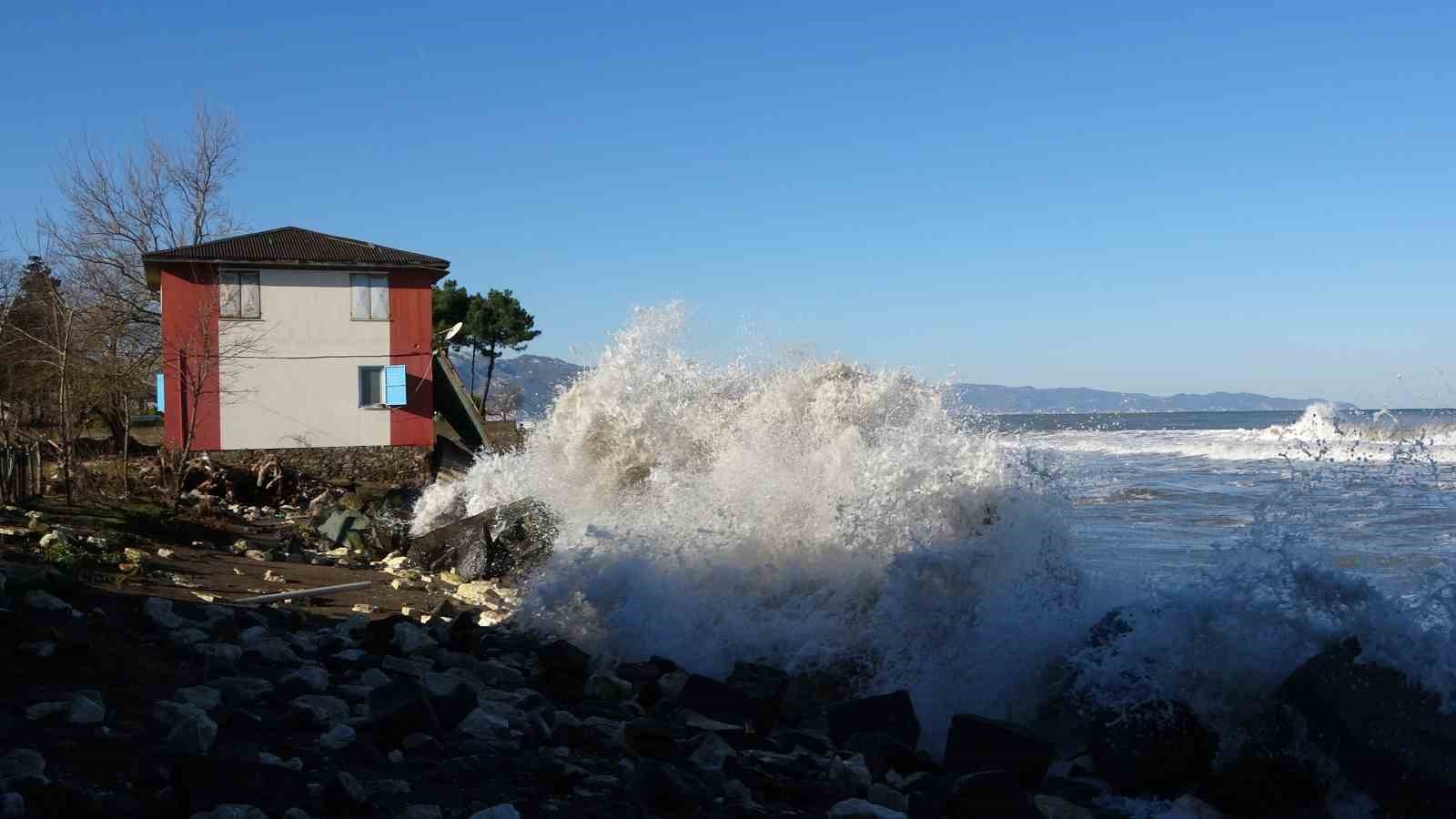 Ordu’da denizdeki fırtına hayatı felç etti: Dalgalar evlere zarar verdi, balıkçı teknesi parçalandı
