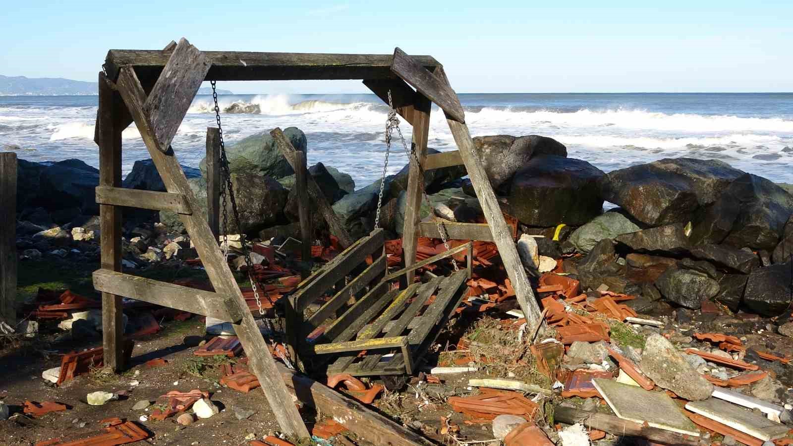 Ordu’da denizdeki fırtına hayatı felç etti: Dalgalar evlere zarar verdi, balıkçı teknesi parçalandı
