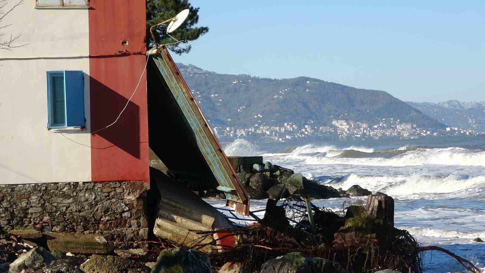 Ordu’da denizdeki fırtına hayatı felç etti: Dalgalar evlere zarar verdi, balıkçı teknesi parçalandı
