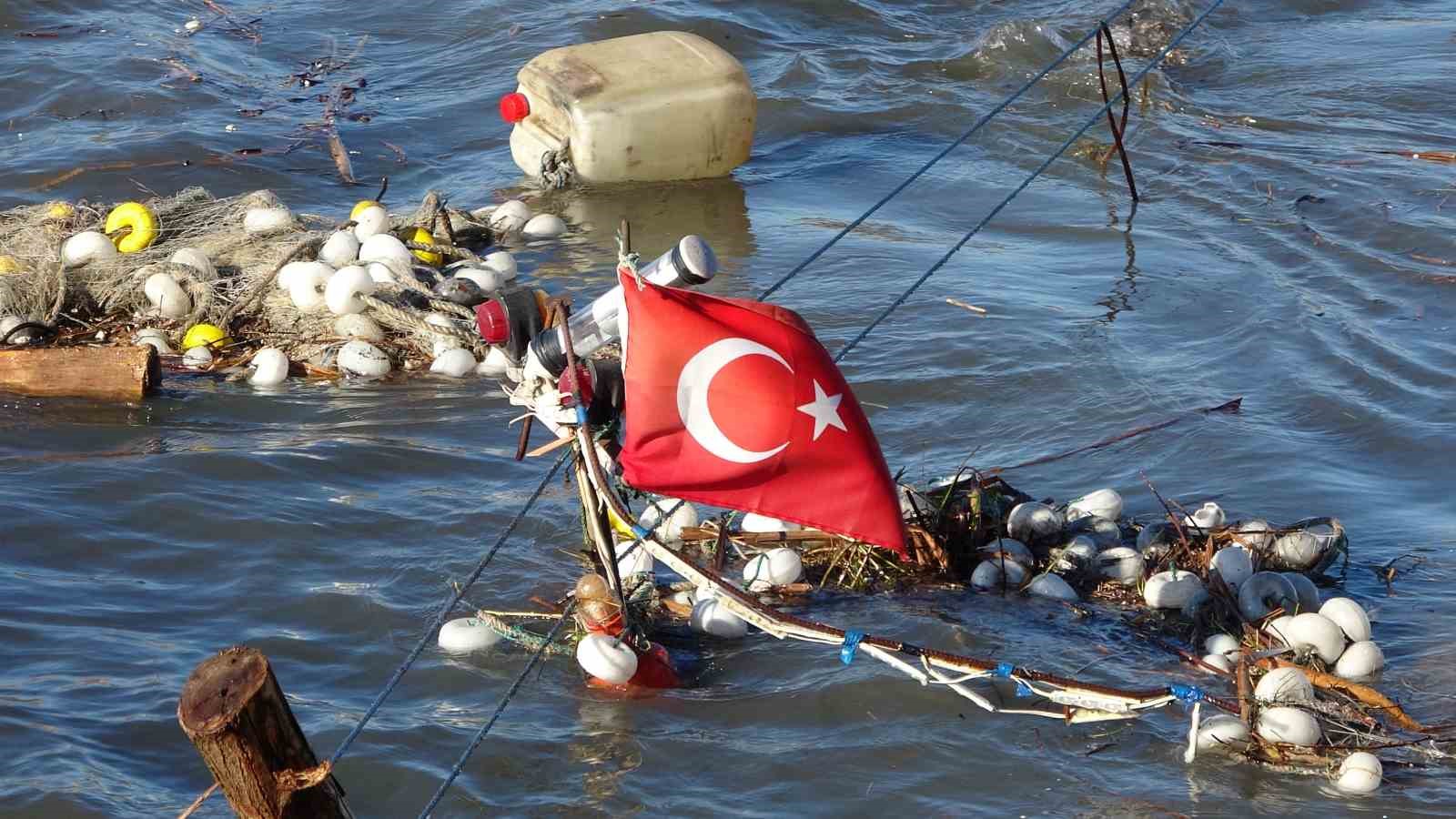 Ordu’da denizdeki fırtına hayatı felç etti: Dalgalar evlere zarar verdi, balıkçı teknesi parçalandı
