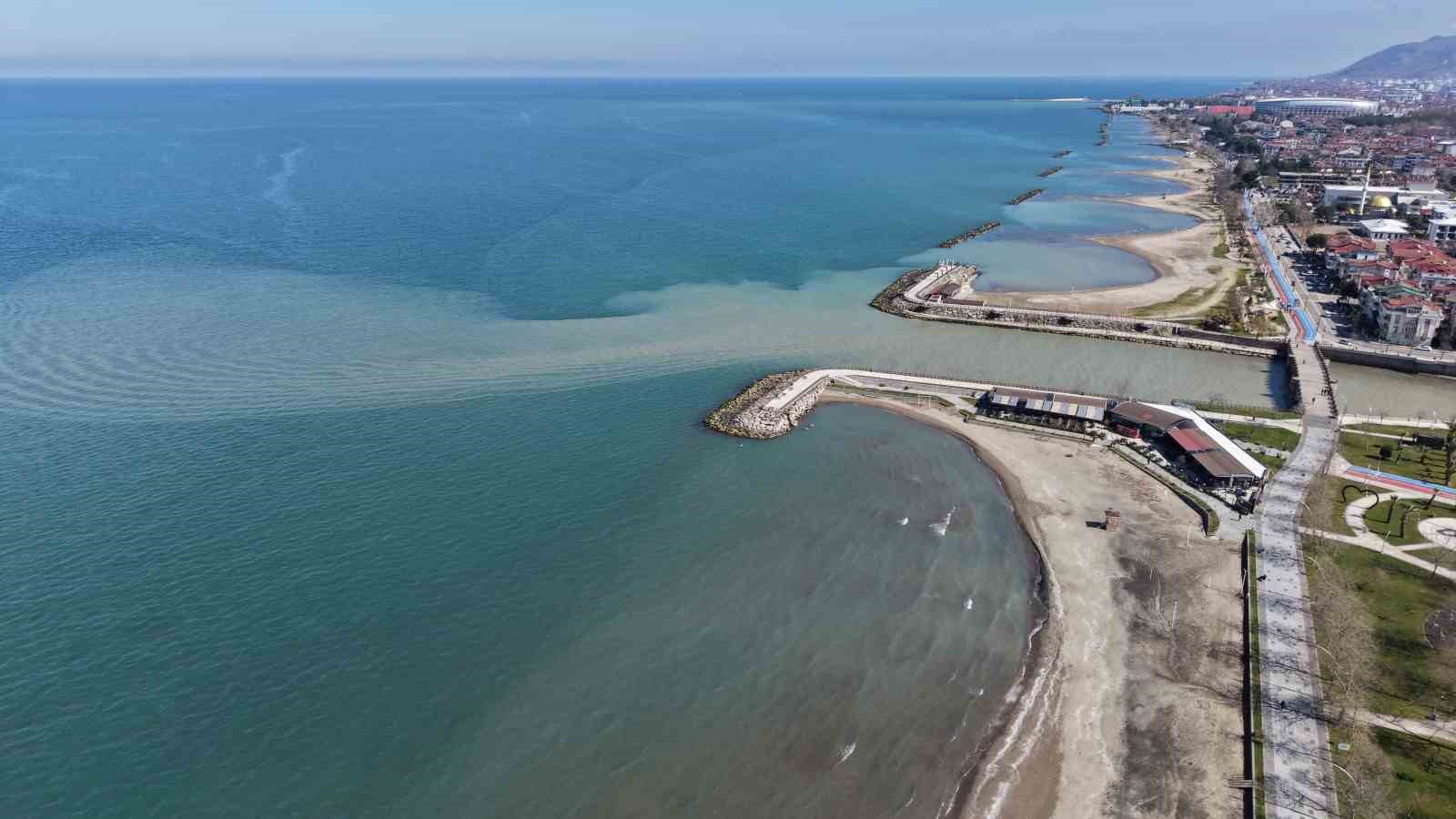 Ordu’da eriyen kar suları denizin rengini değiştirdi
