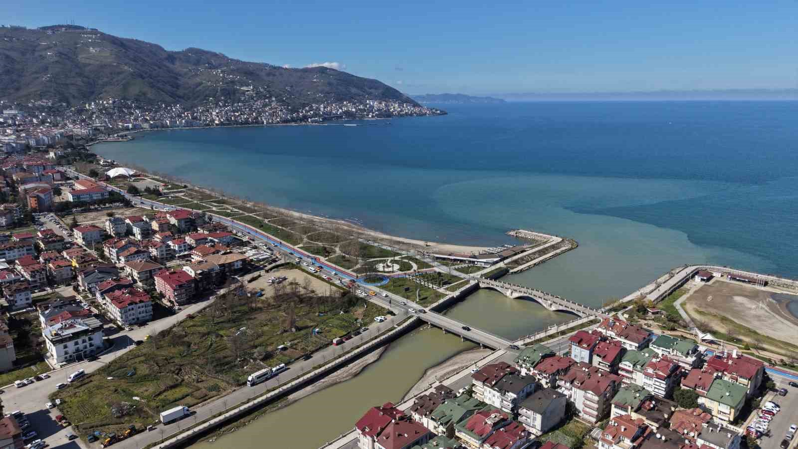 Ordu’da eriyen kar suları denizin rengini değiştirdi
