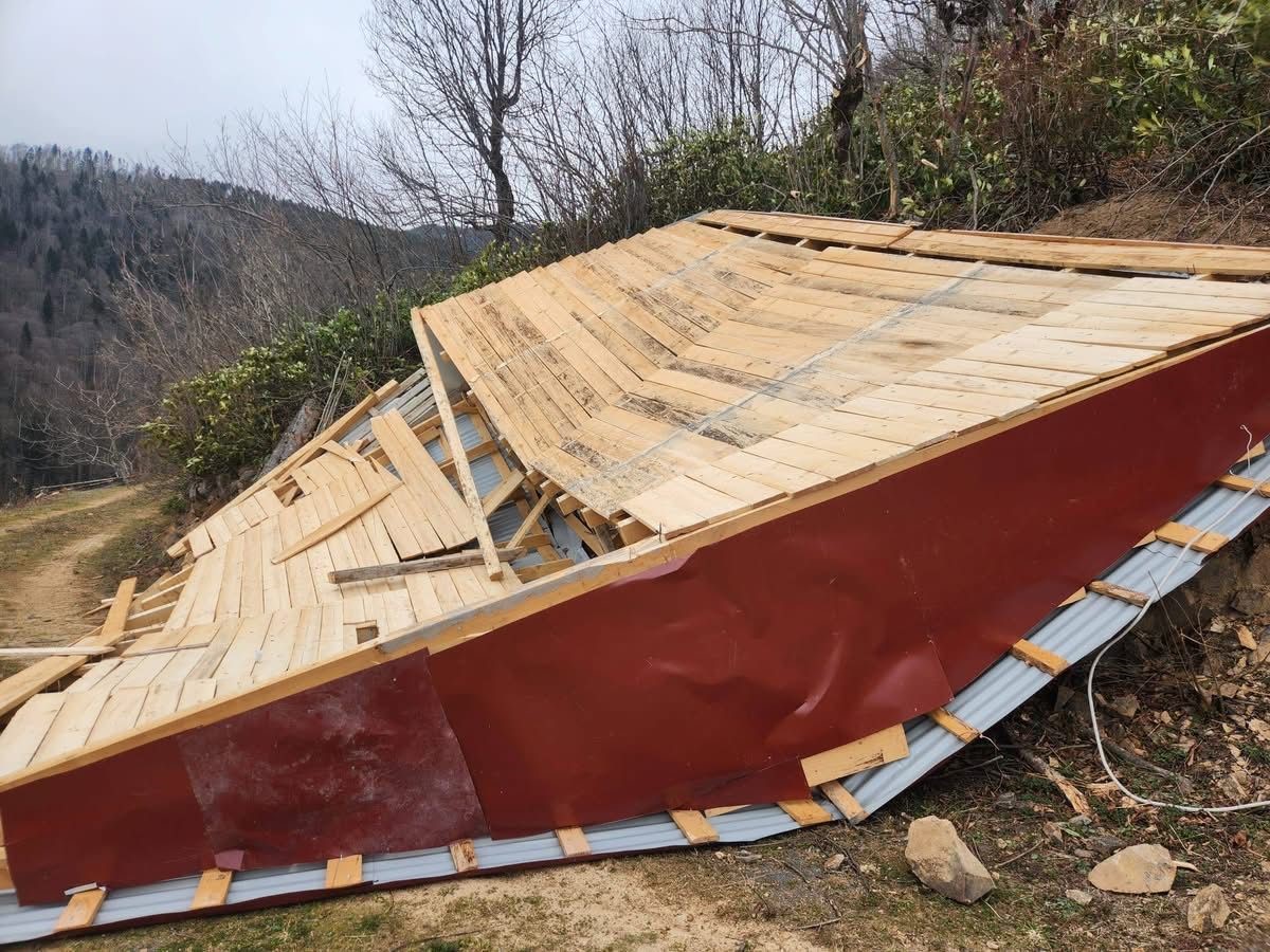 Ordu’da fırtına: Evlerin çatıları uçtu

