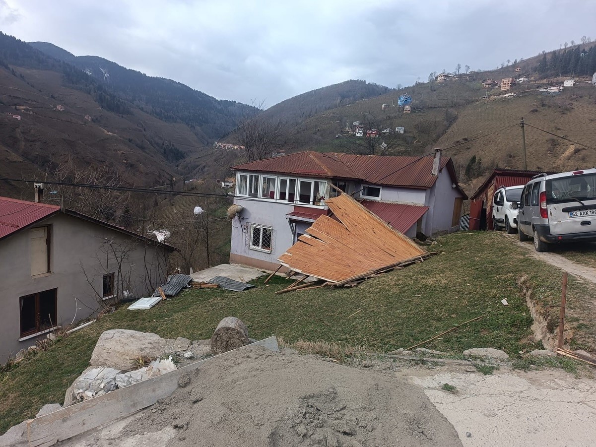 Ordu’da fırtına: Evlerin çatıları uçtu
