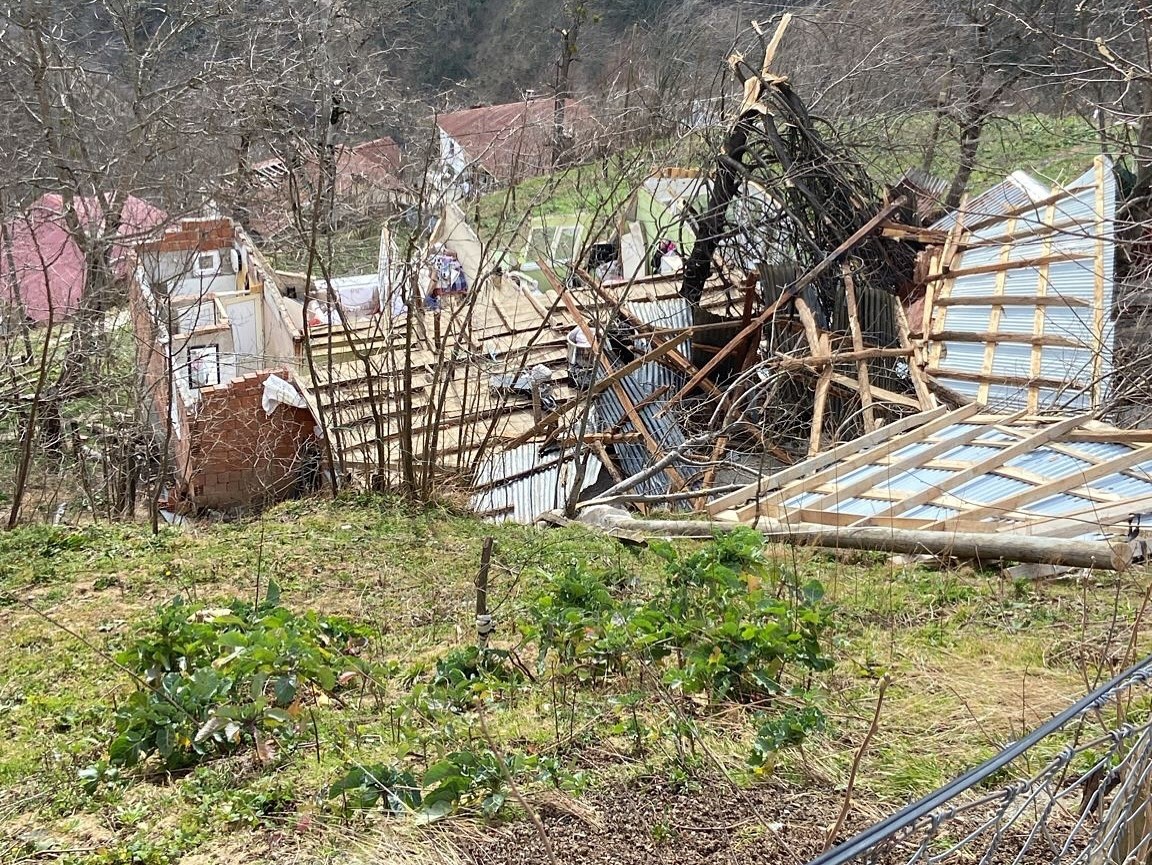 Ordu’da fırtına: Evlerin çatıları uçtu
