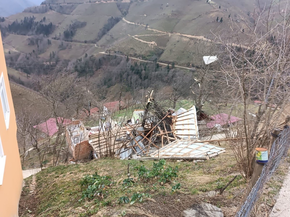 Ordu’da fırtına: Evlerin çatıları uçtu
