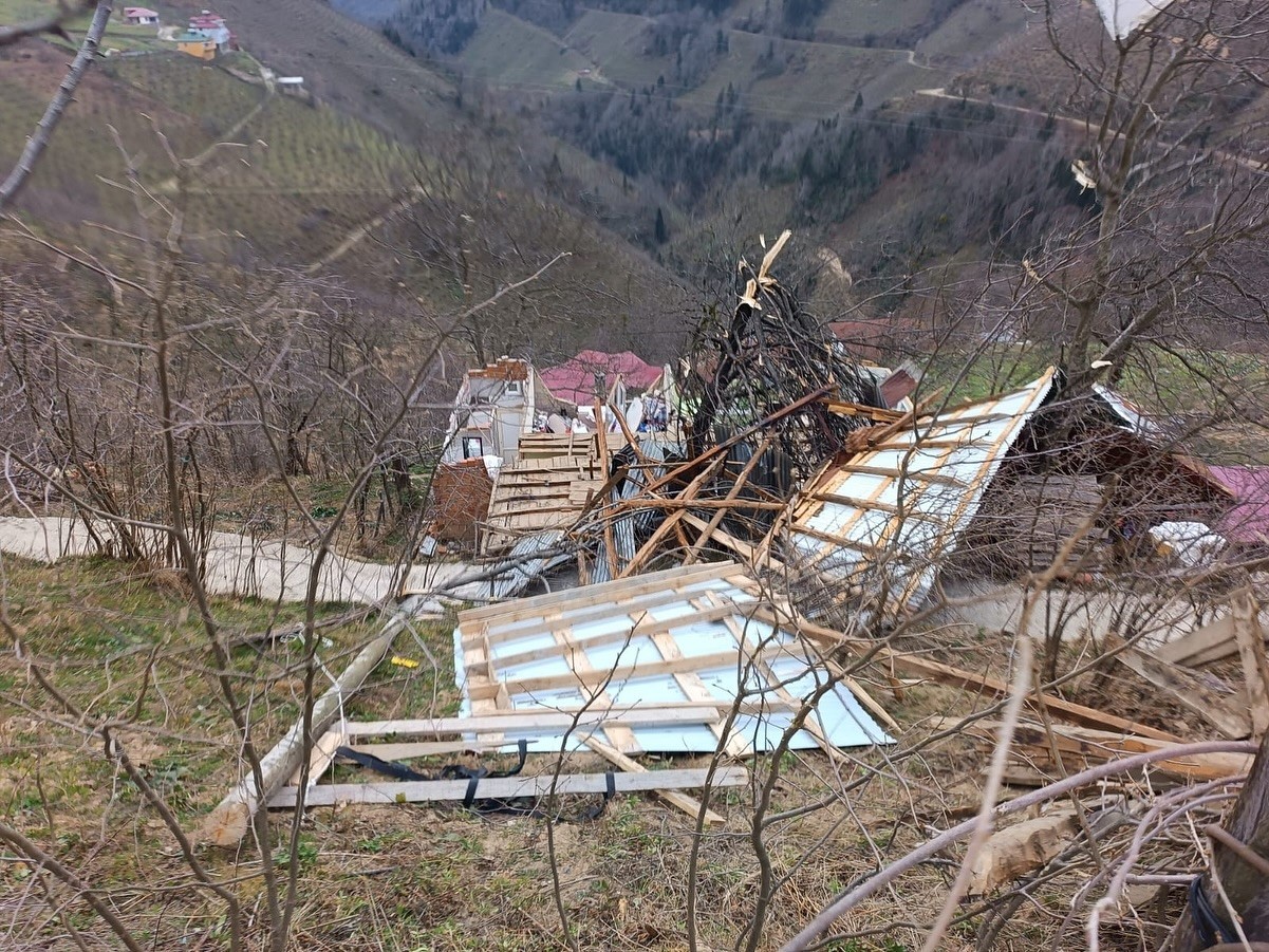 Ordu’da fırtına: Evlerin çatıları uçtu

