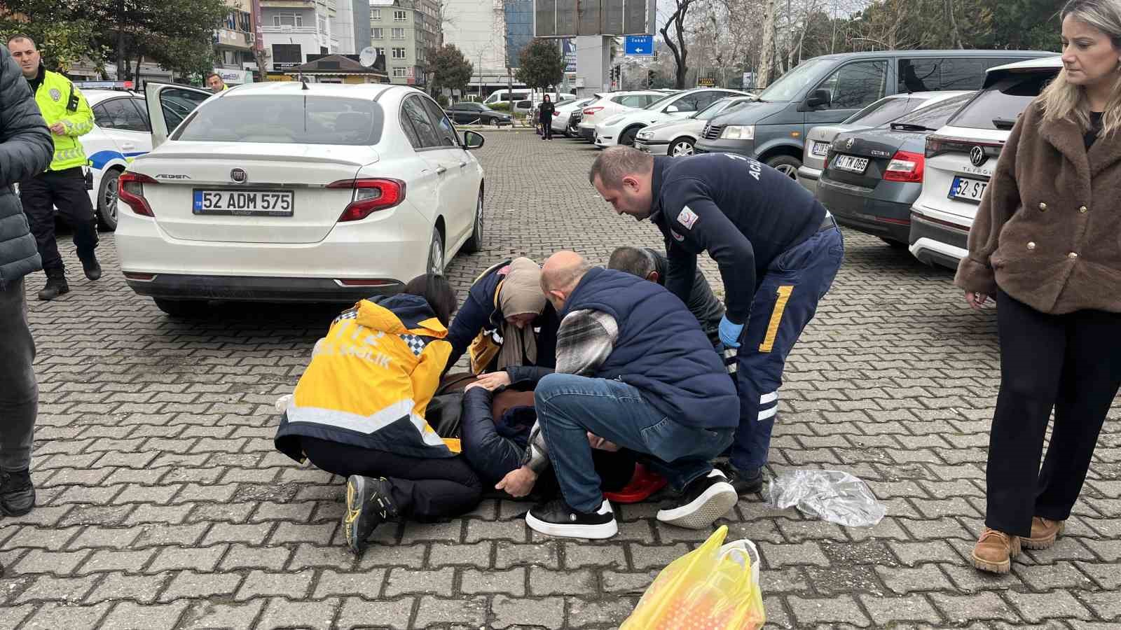 Ordu’da geri manevra yapan otomobilin çarptığı kadın yaralandı
