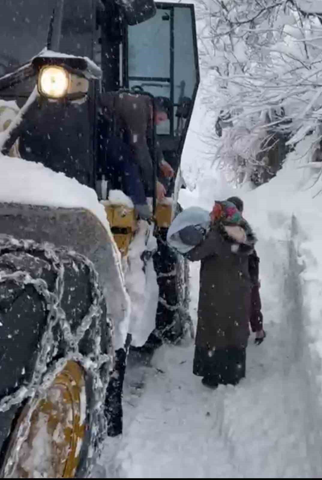 Ordu’da hastalanan bebek, kardan kapanan yolda iş makinesi ile taşındı
