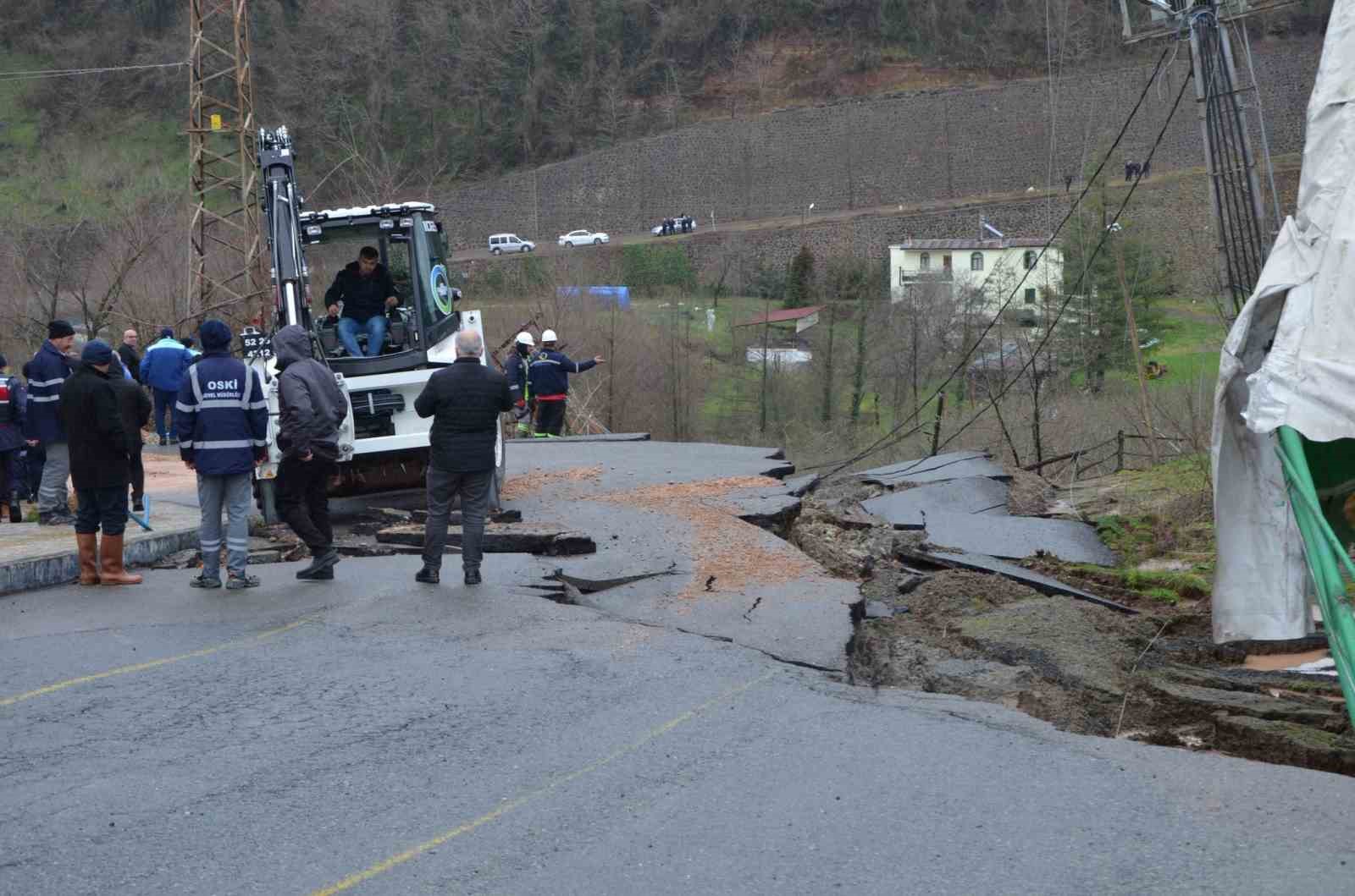Ordu’da heyelan: Evler yıkıldı, yol çöktü
