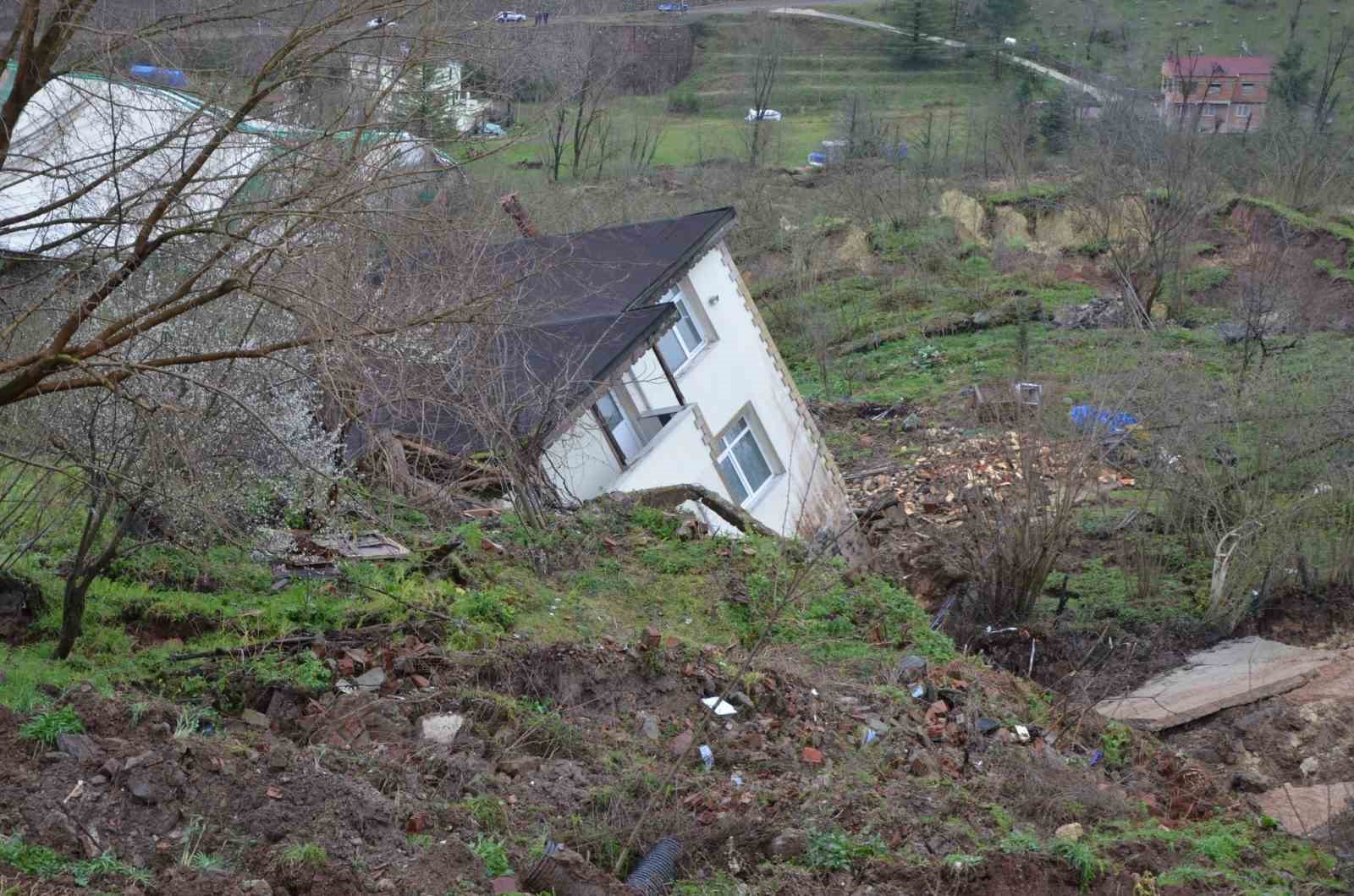 Ordu’da heyelan: Evler yıkıldı, yol çöktü
