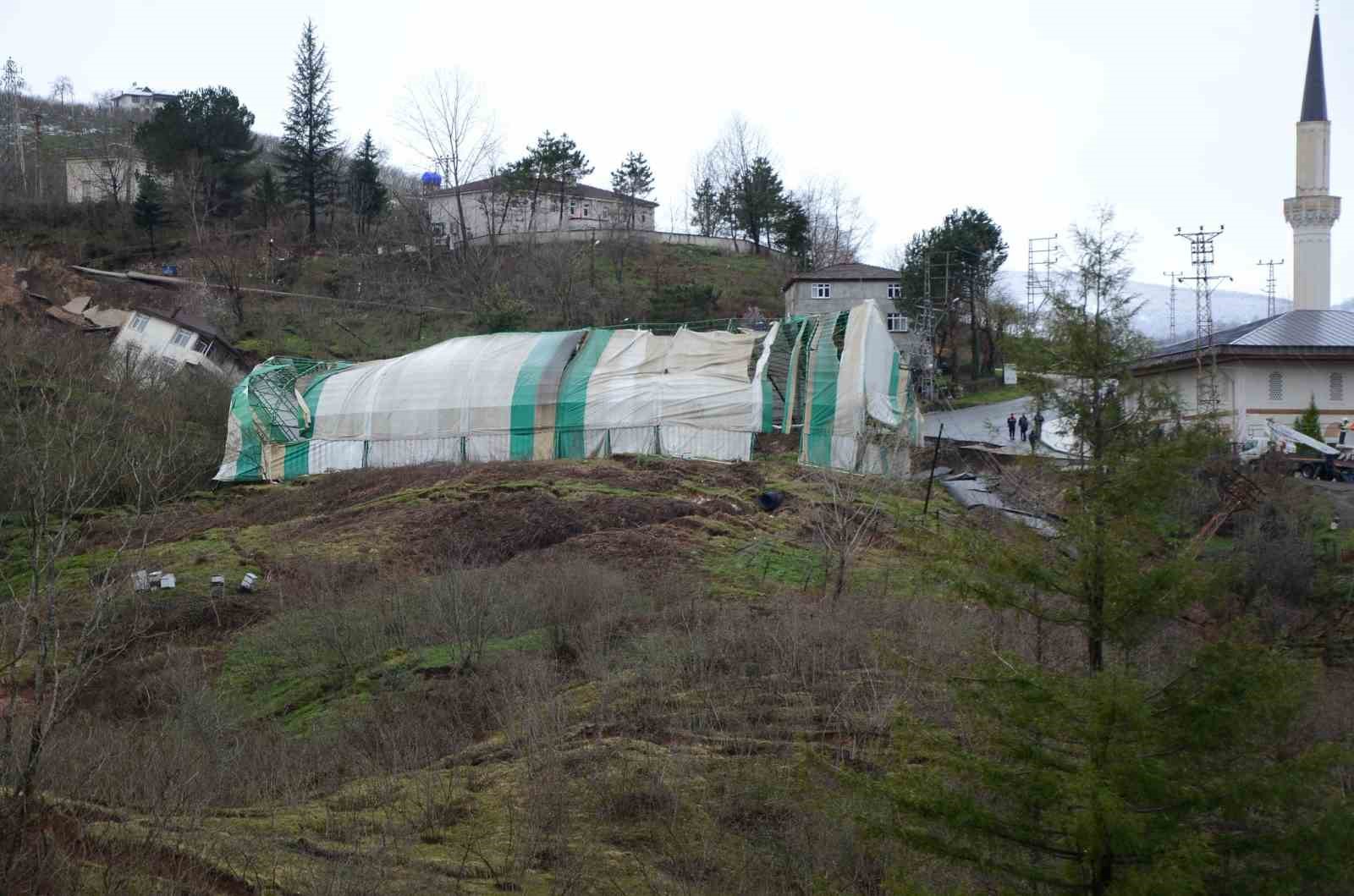 Ordu’da heyelan: Evler yıkıldı, yol çöktü
