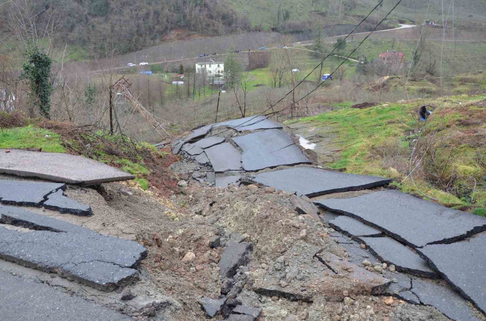 Ordu’da heyelan: Evler yıkıldı, yol çöktü
