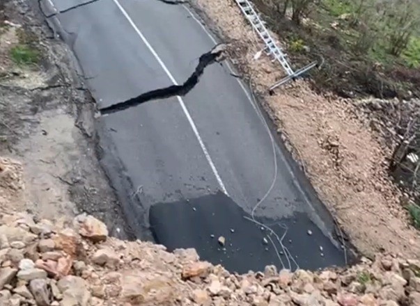 Ordu’da heyelan nedeniyle yol ulaşıma kapandı
