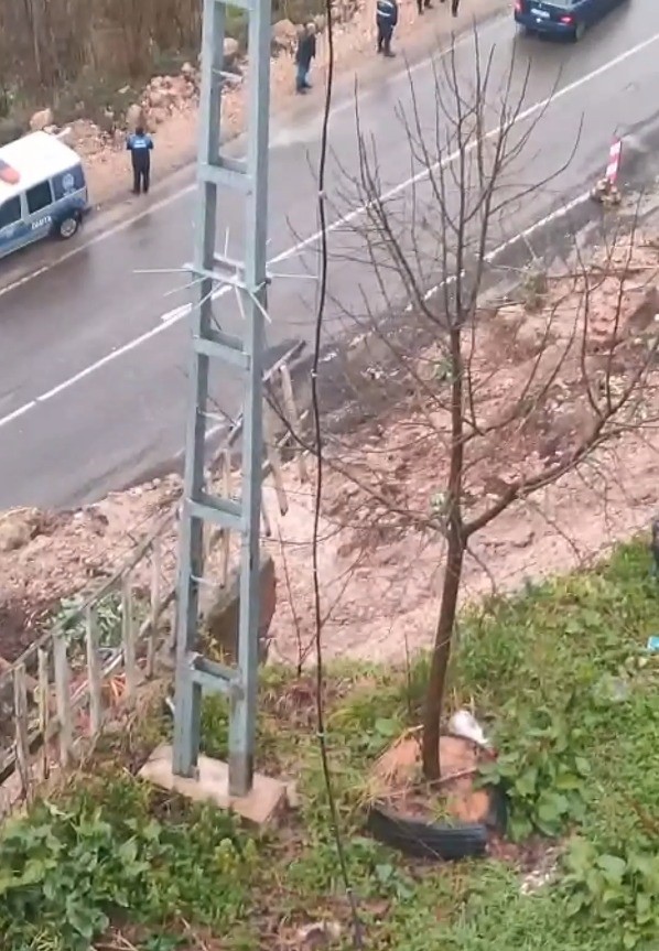 Ordu’da heyelan nedeniyle yol ulaşıma kapandı
