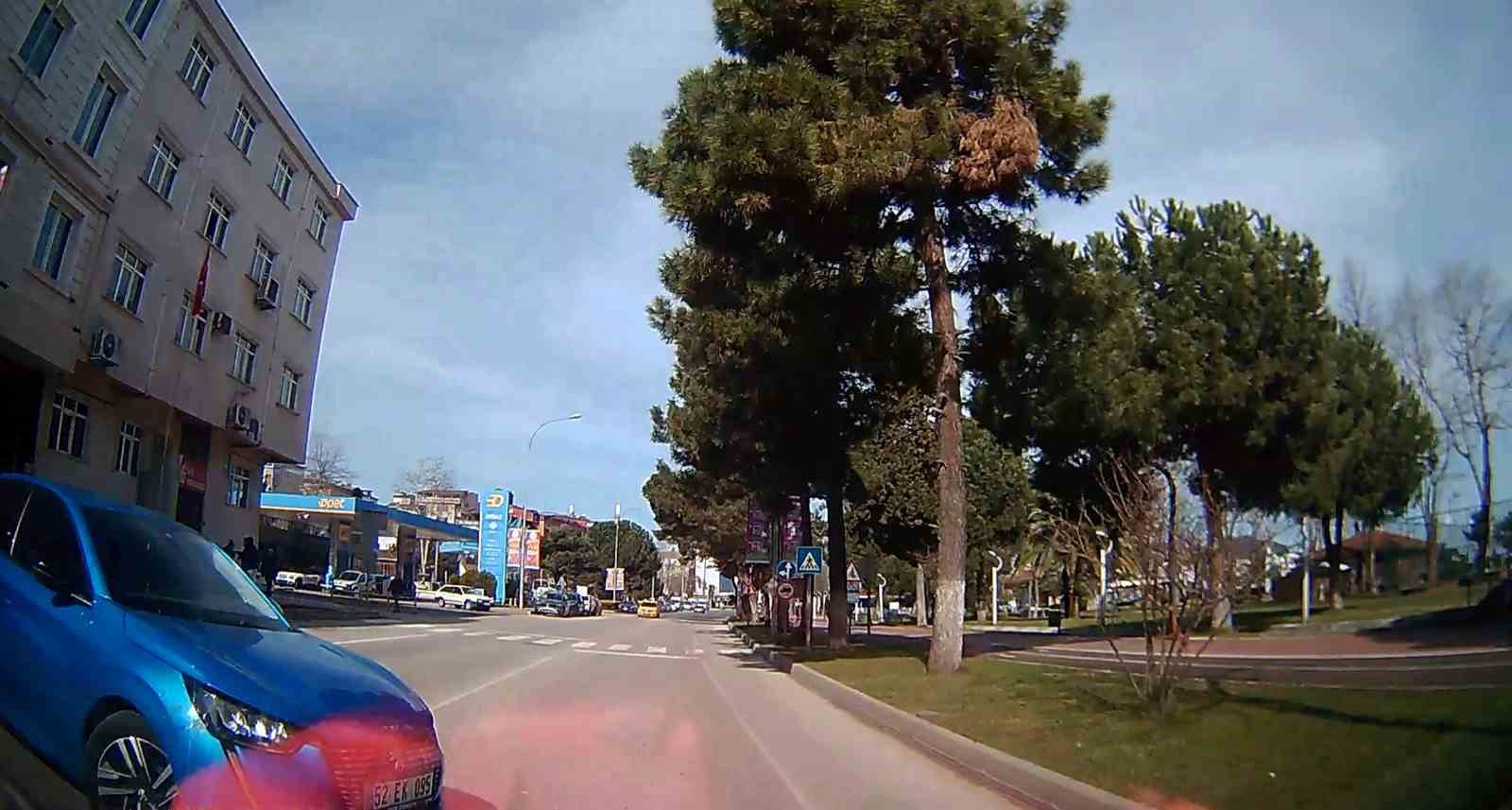 Ordu’da iki otomobilin kafa kafaya çarpışmasına ramak kaldı
