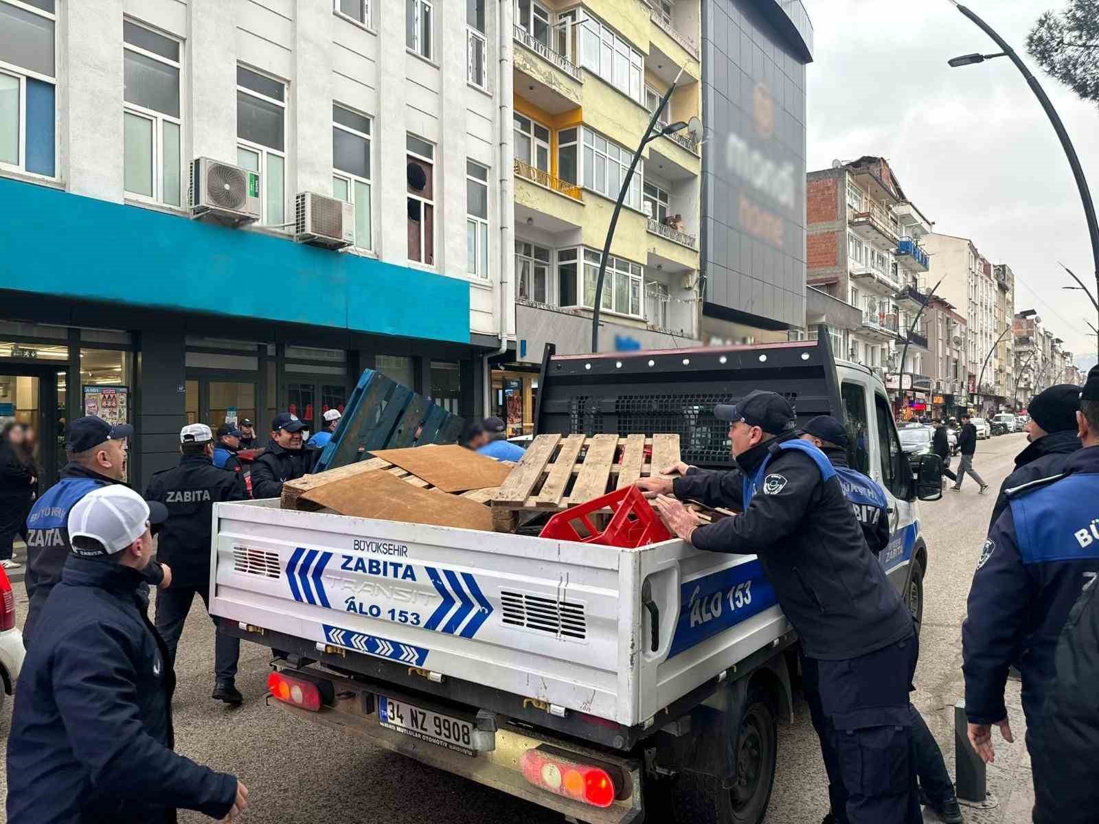 Ordu’da kaldırımı işgal eden malzemeler toplandı
