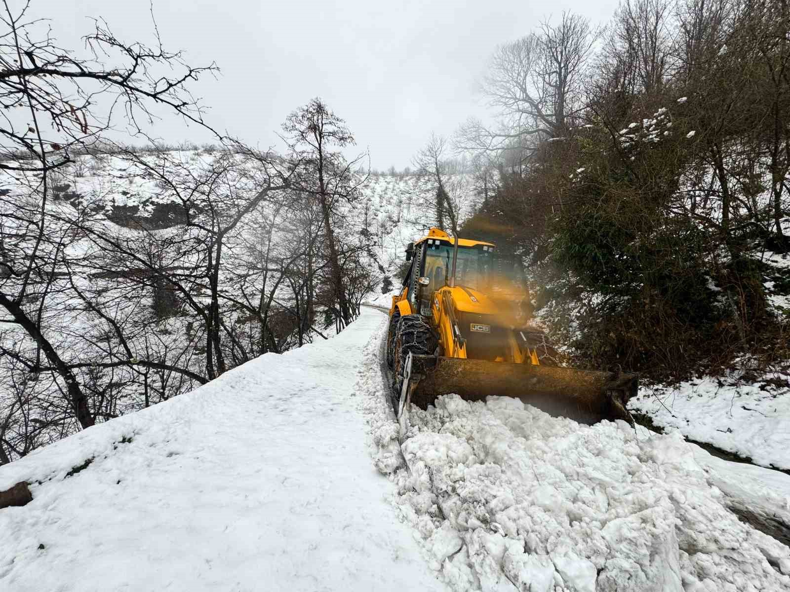 Ordu’da kardan kapanan 472 mahalle yolu ulaşıma açıldı
