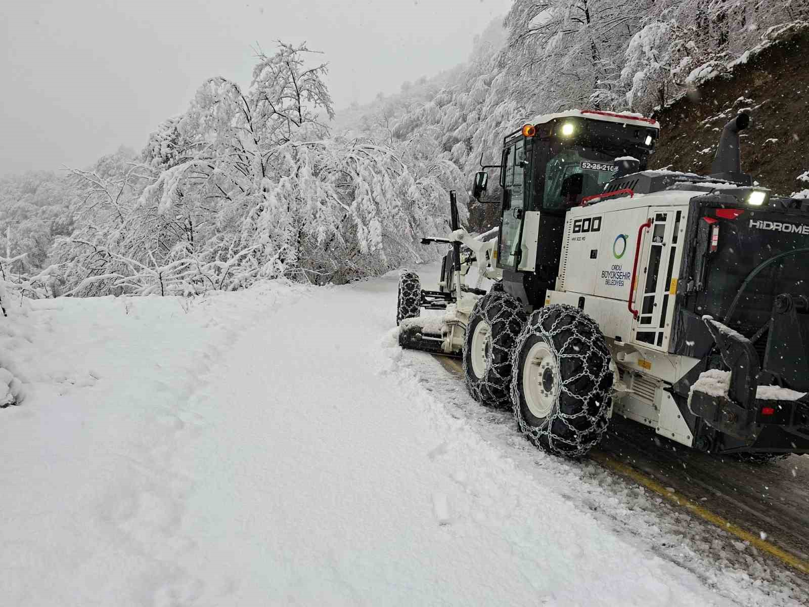 Ordu’da karla mücadele: 1 günde 457 mahalle yolu ulaşıma açıldı
