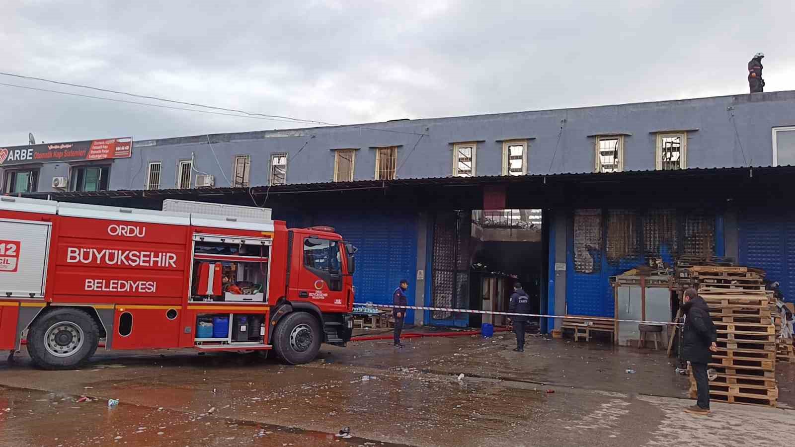 Ordu’da market deposunda yangın
