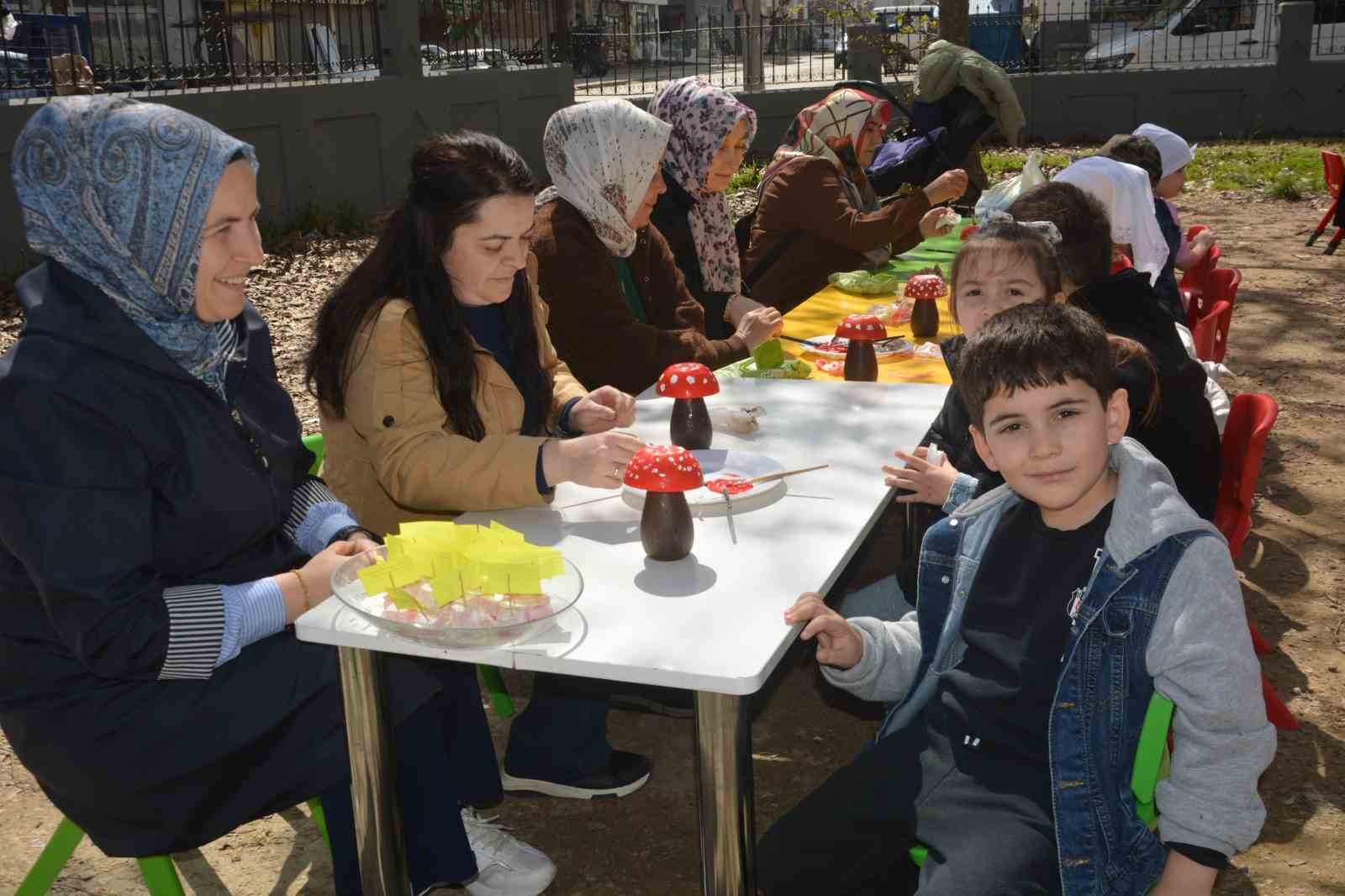 Ordu’da minik eller boyama ve ebru sanatıyla buluştu
