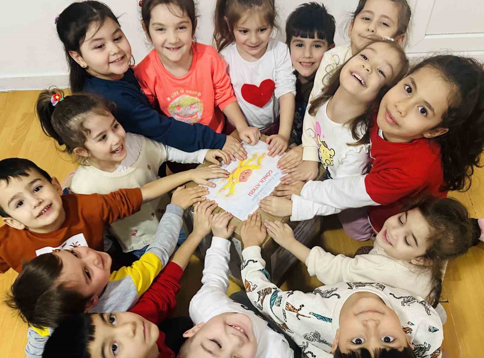 Ordu’da minikler, ördükleri atkıları Hatay’daki depremzede akranlarına gönderdi
