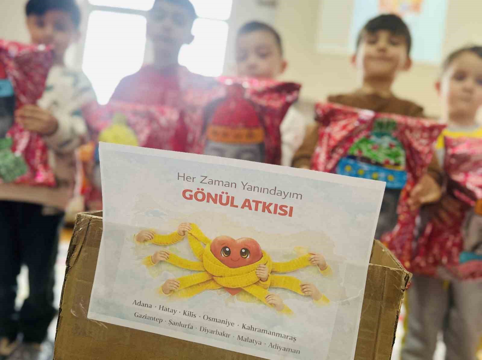 Ordu’da minikler, ördükleri atkıları Hatay’daki depremzede akranlarına gönderdi
