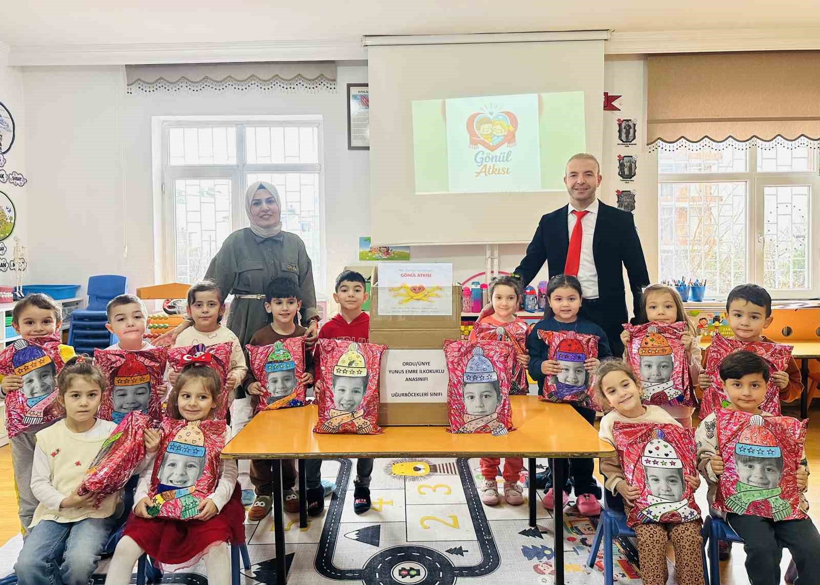 Ordu’da minikler, ördükleri atkıları Hatay’daki depremzede akranlarına gönderdi
