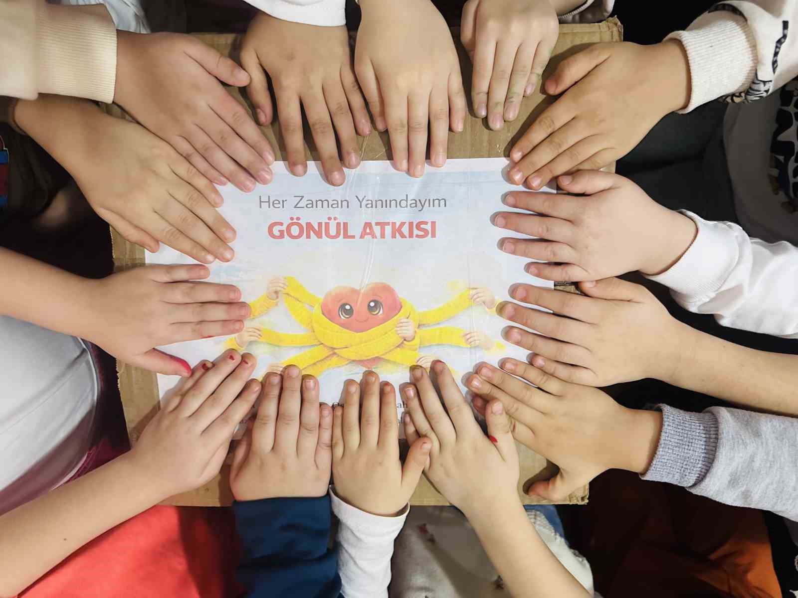 Ordu’da minikler, ördükleri atkıları Hatay’daki depremzede akranlarına gönderdi
