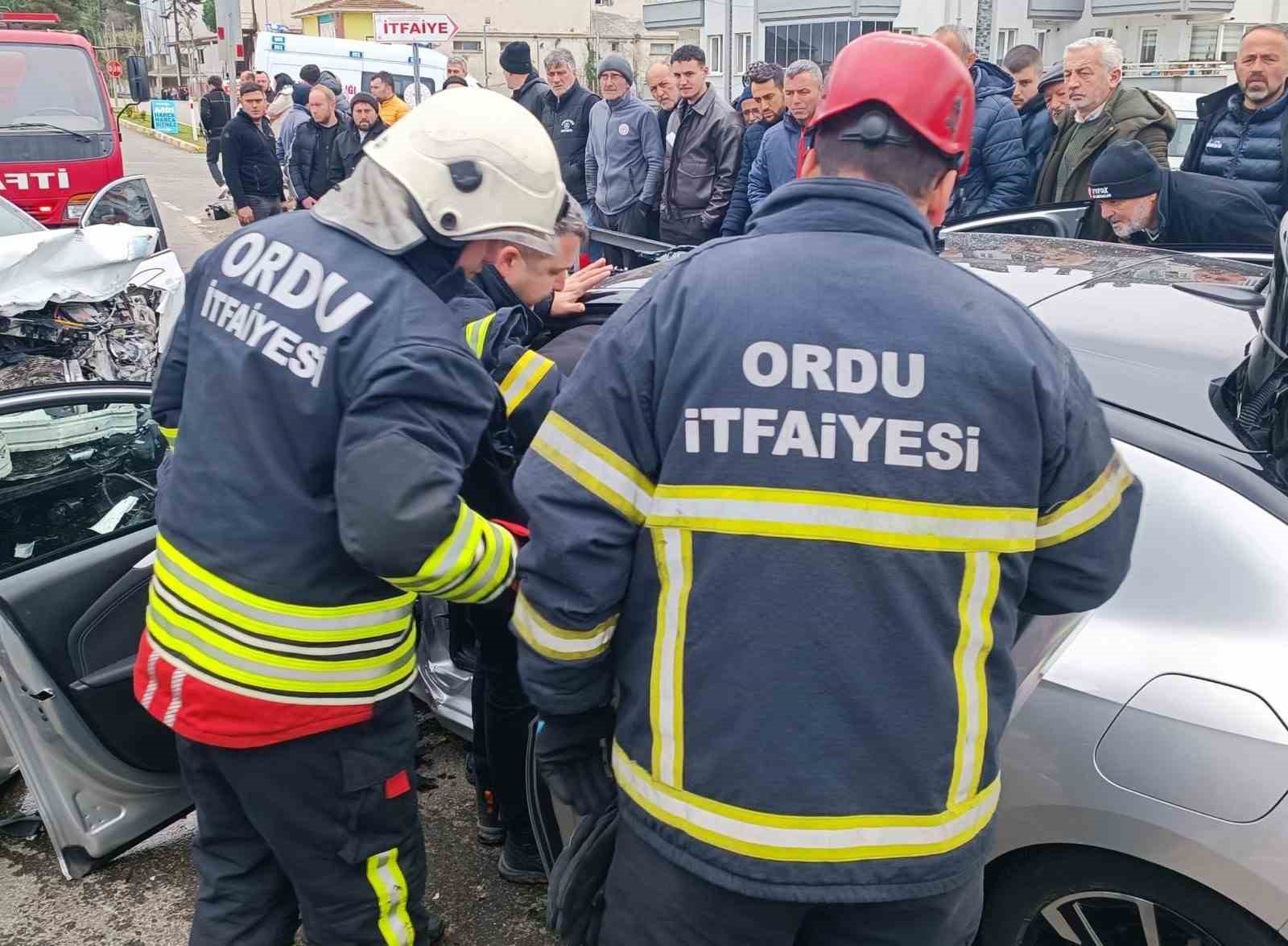 Ordu’da otomobiller çarpıştı: 3’ü ağır 5 yaralı
