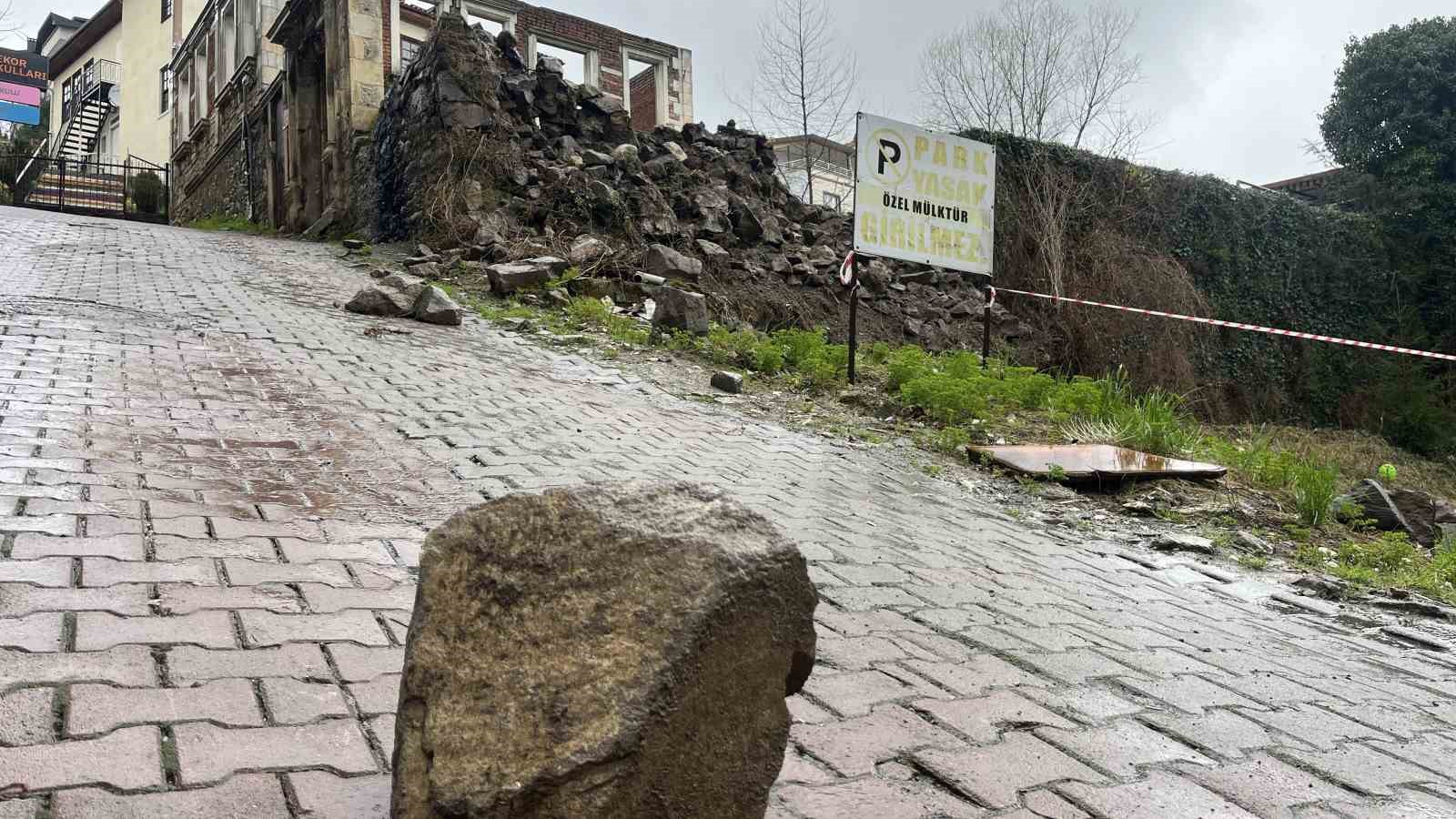 Ordu’da tarihi evin istinat duvarı araçların üzerine devrildi
