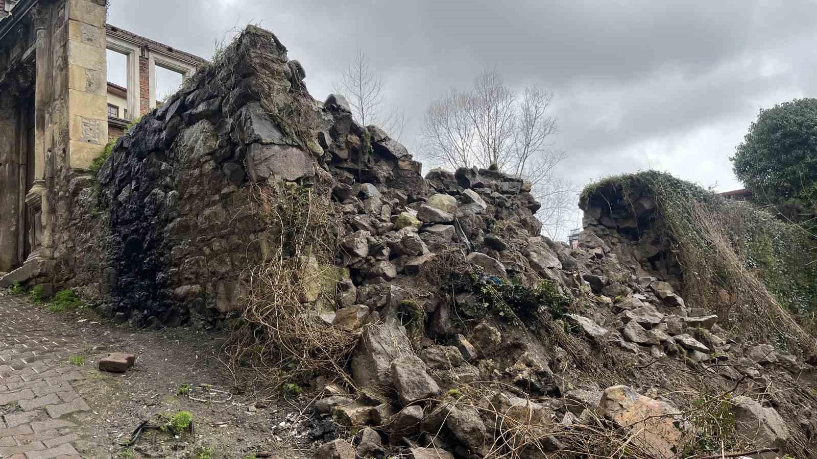 Ordu’da tarihi evin istinat duvarı araçların üzerine devrildi
