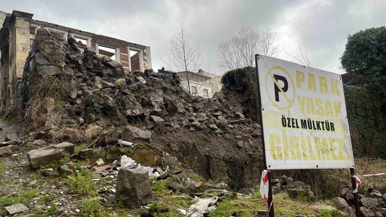 Ordu’da tarihi evin istinat duvarı araçların üzerine devrildi
