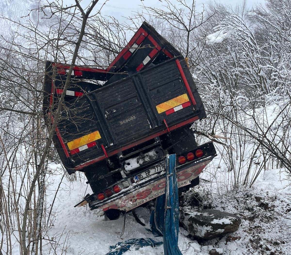 Ordu’da tır, 600 metre uçurumdan yuvarlandı: Kaza anı kamerada
