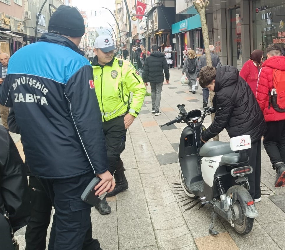 Ordu’da trafiğe kapalı caddede motosiklet kullanan 261 sürücüye 364 bin lira ceza
