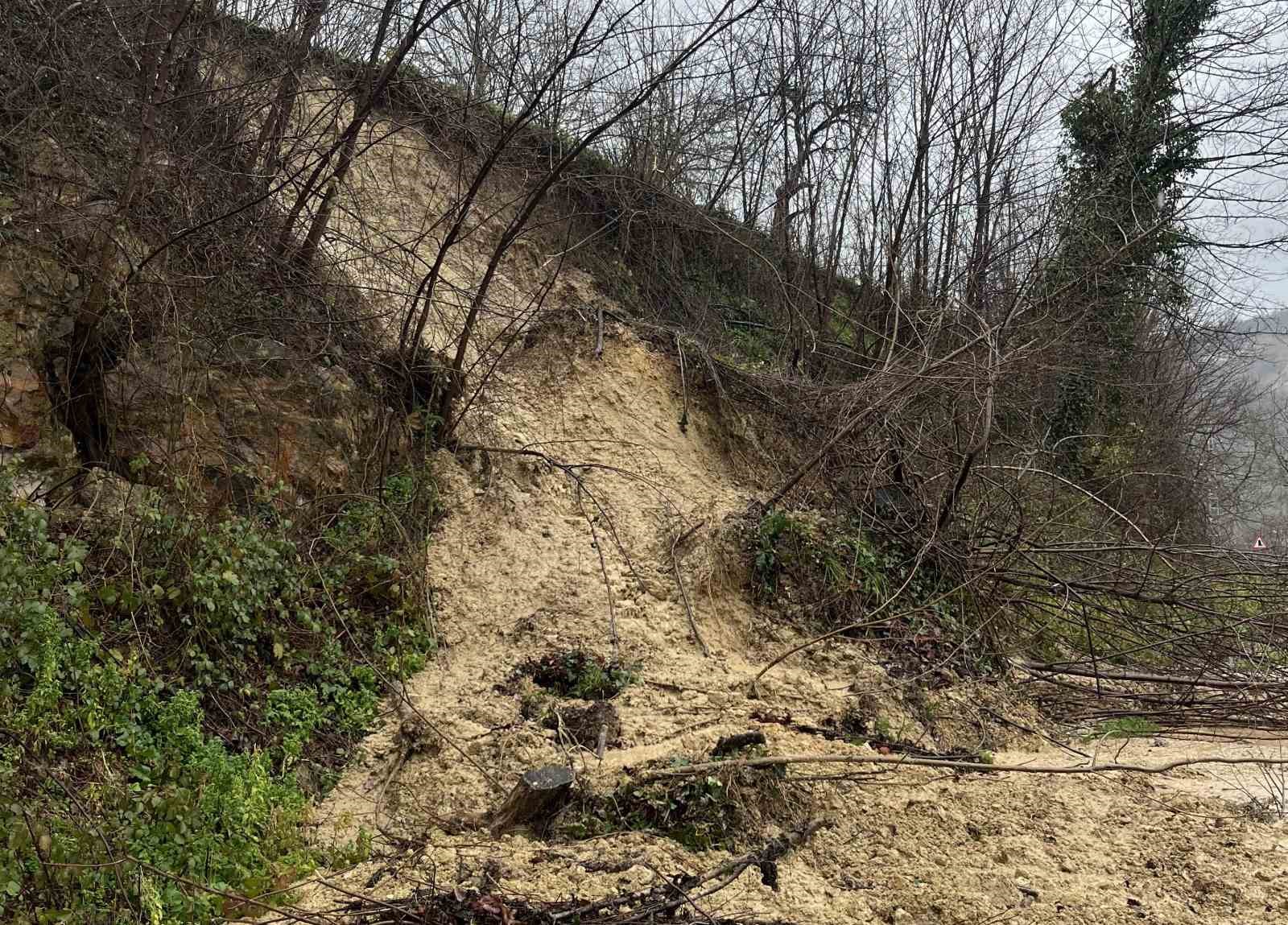 Ordu’da Ünye-Kumru bağlantı yolunda heyelan

