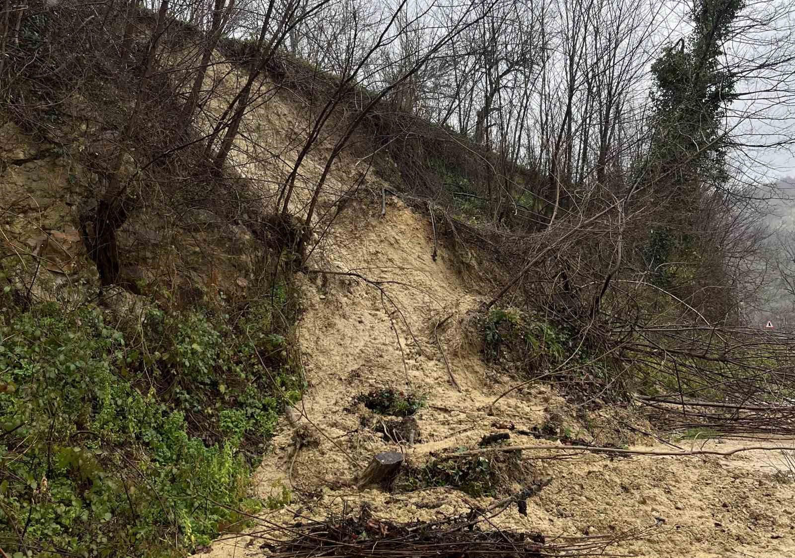 Ordu’da Ünye-Kumru bağlantı yolunda heyelan
