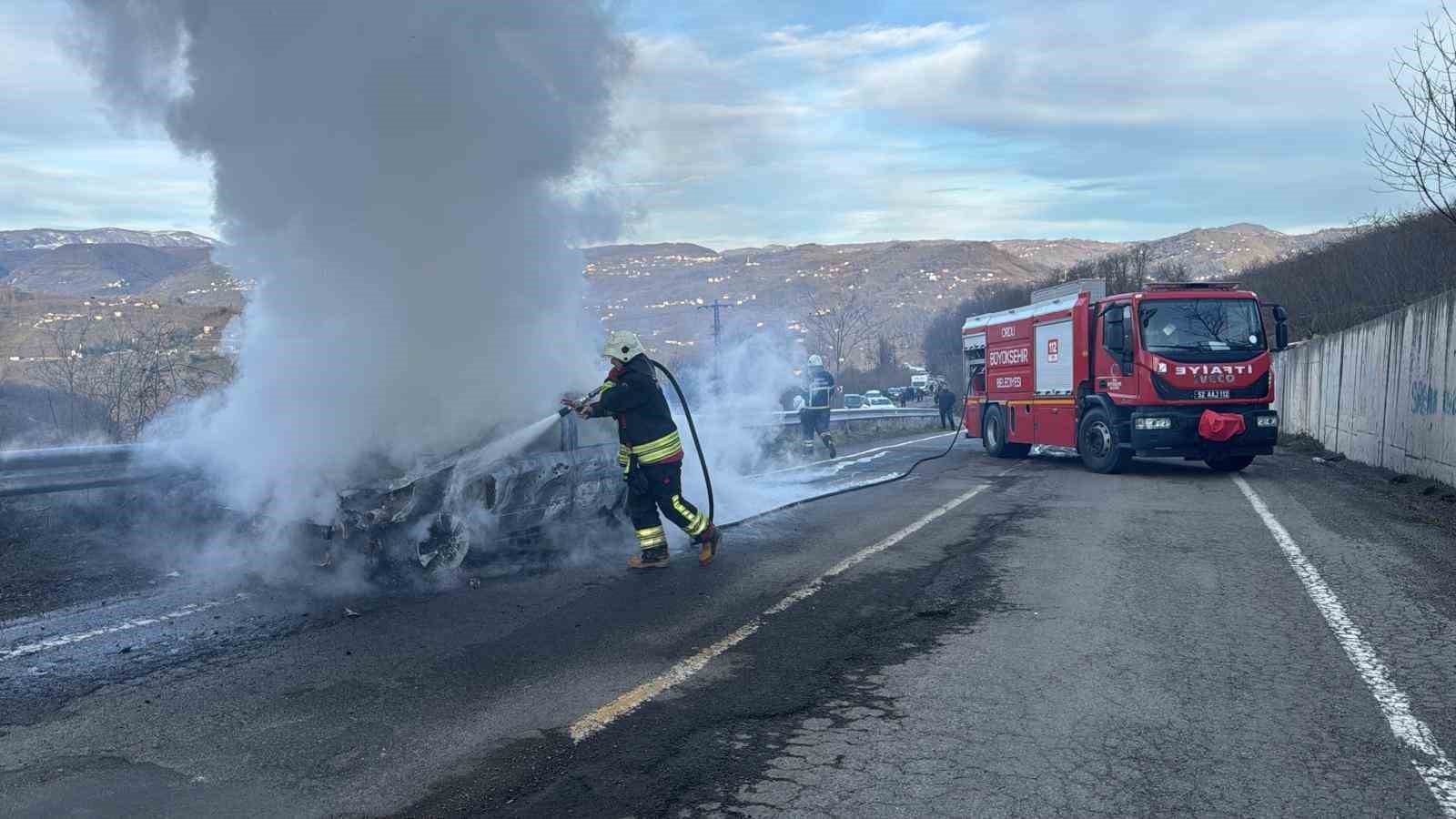 Ordu’da yanan otomobilden geriye demir yığını kaldı
