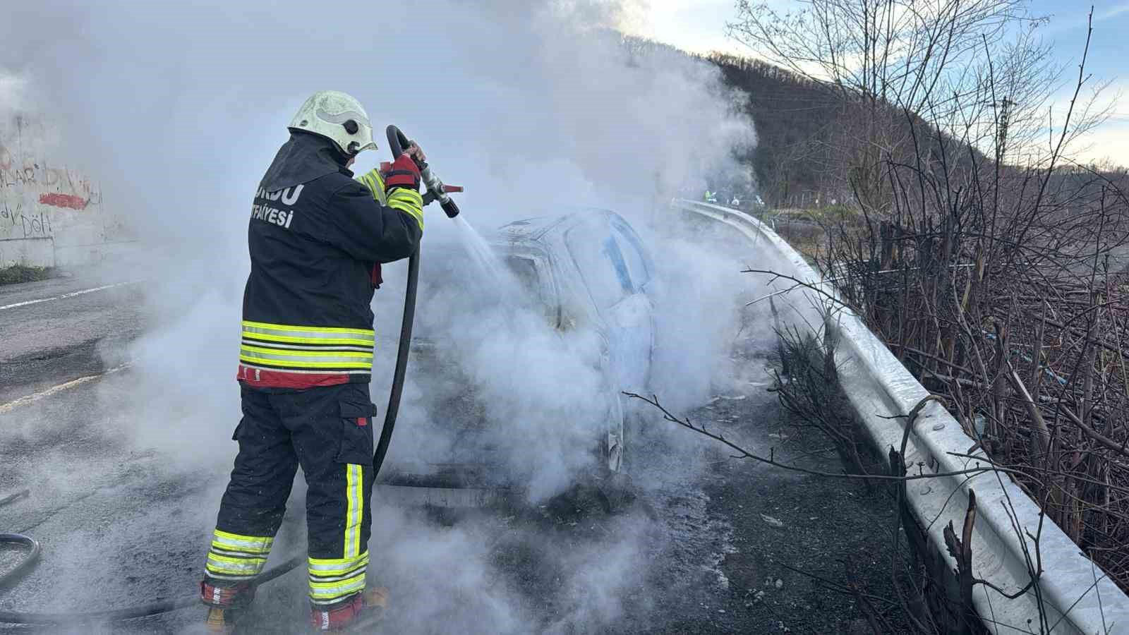 Ordu’da yanan otomobilden geriye demir yığını kaldı
